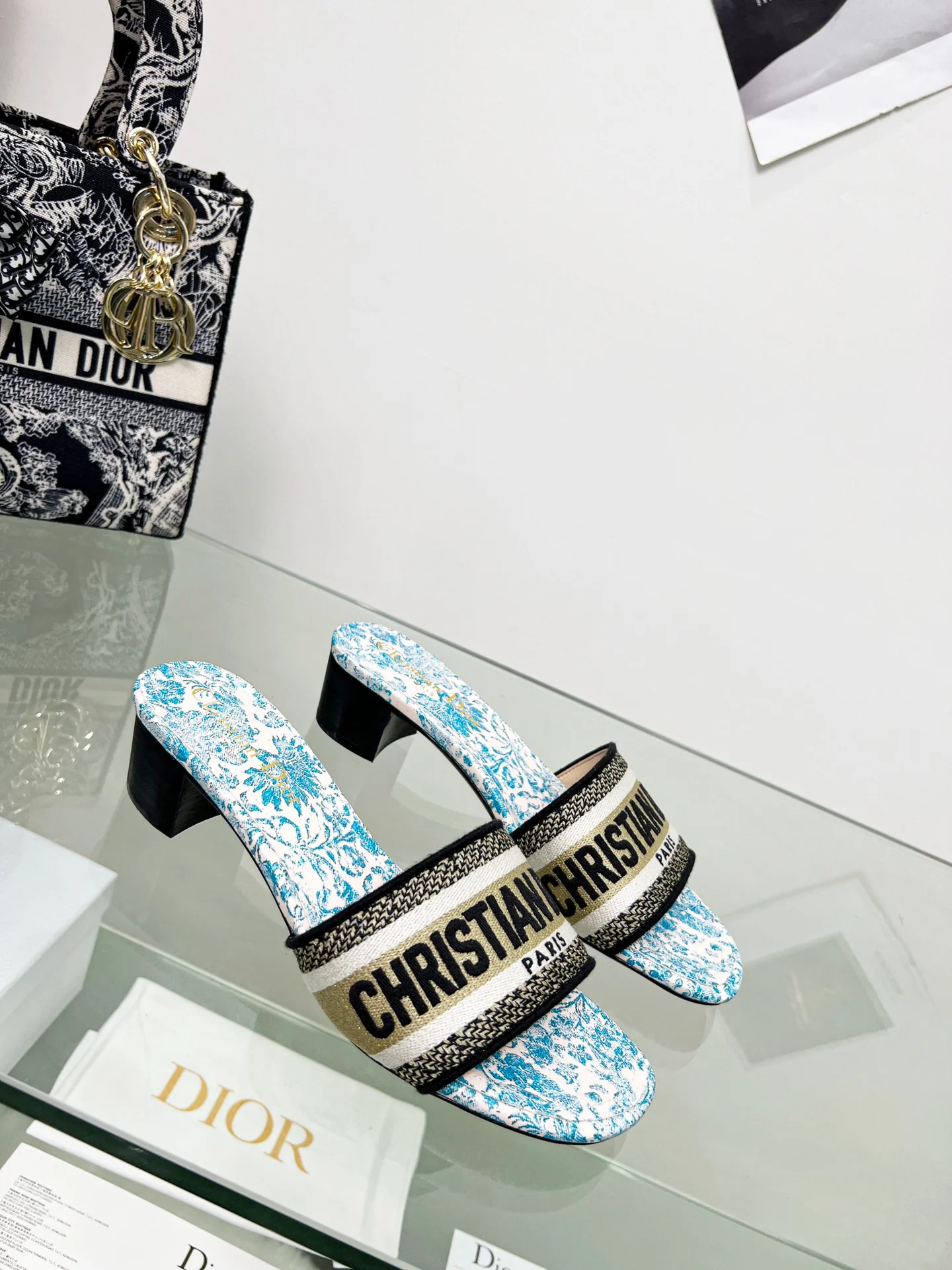 Новинка сезона весна/лето 2022 — туфли на каблуке с вышитыми буквами.