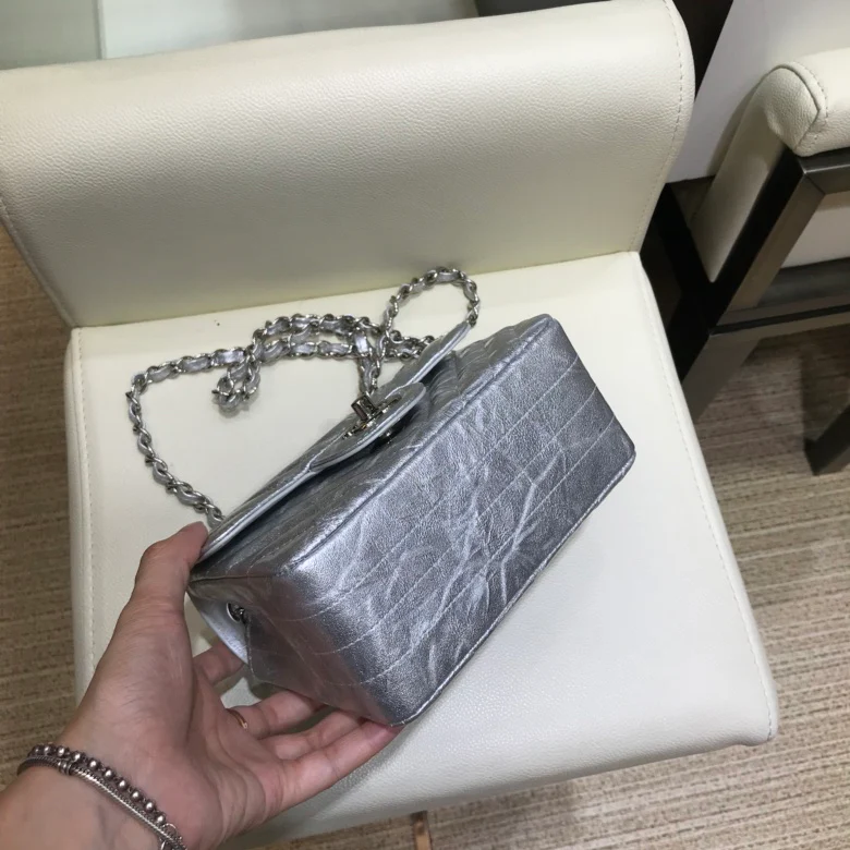 Коллекция Chanel Весна/Лето 2018 - Плиссированная металлизированная кожа - Телячья кожа - Сумка CF - 17 см