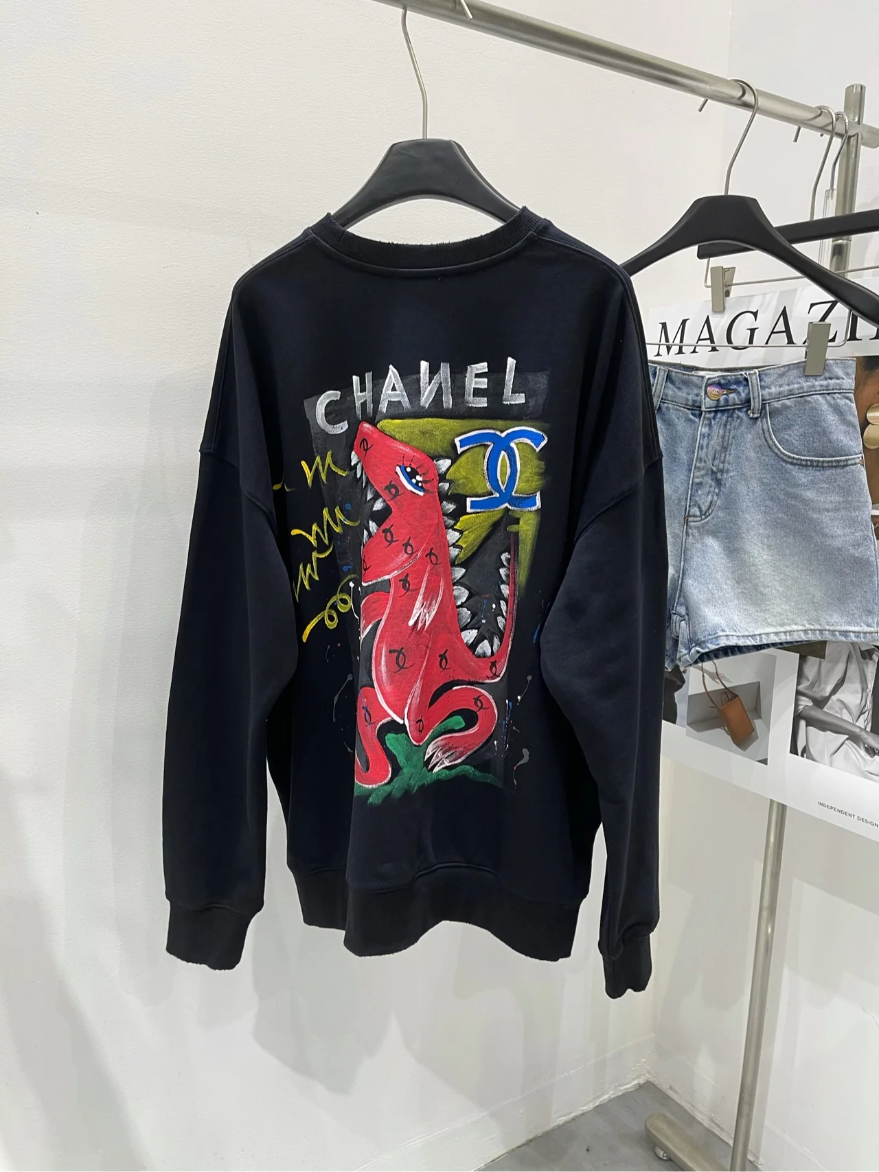 Chanel 2403 - Толстовка с круглым вырезом и рисунком динозавров на спине