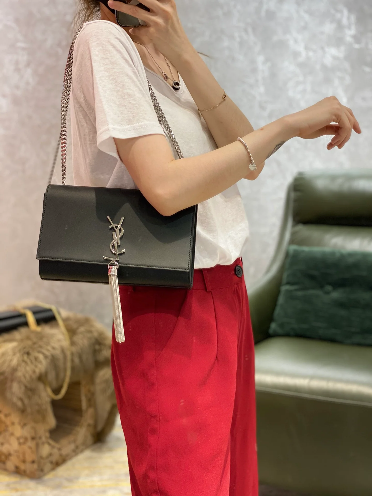 Черная сумка-кроссбоди YSL Kate с цепочкой и серебряной пряжкой