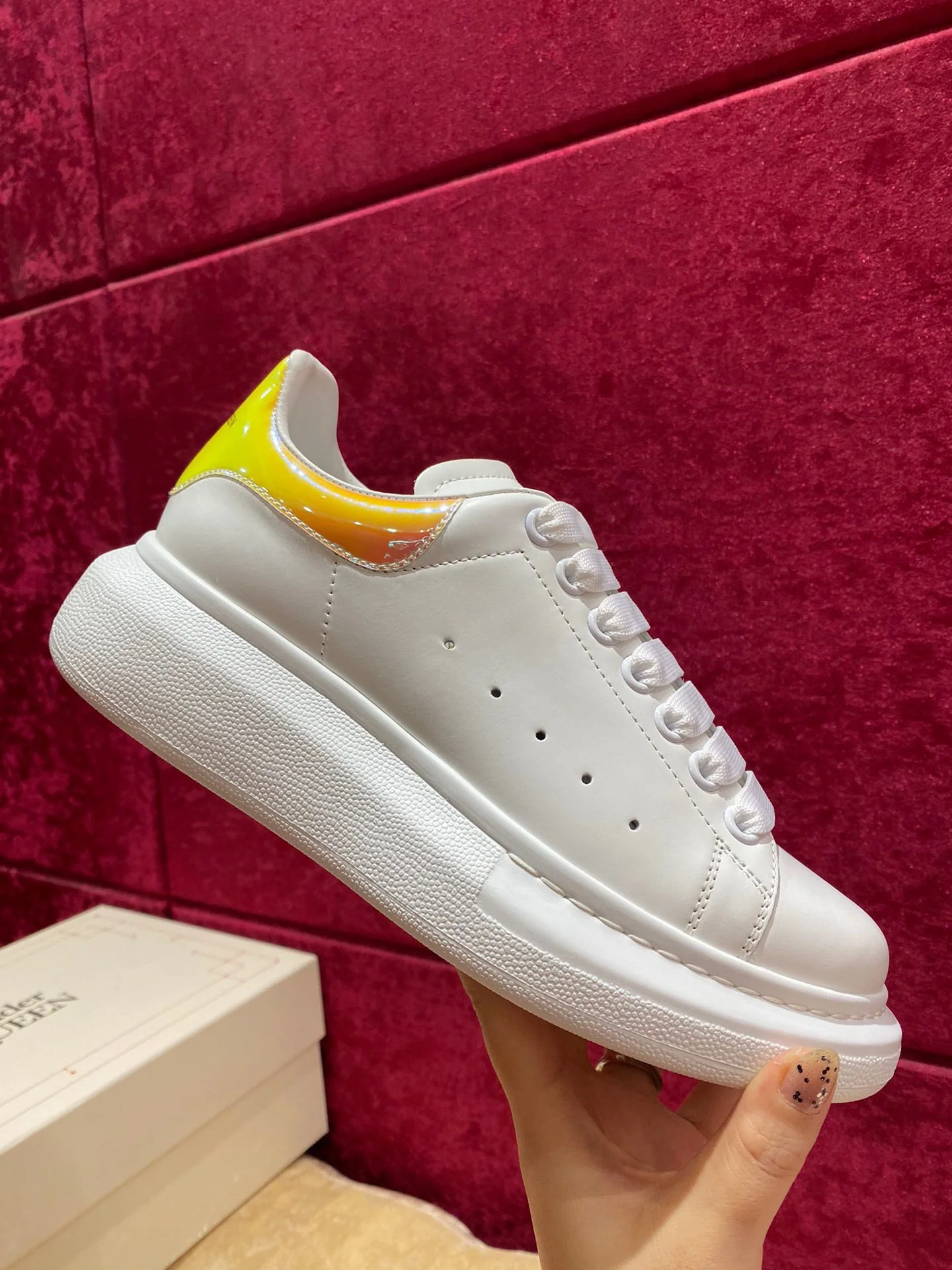 McQueen - Классические белые кроссовки - Желтая задняя часть