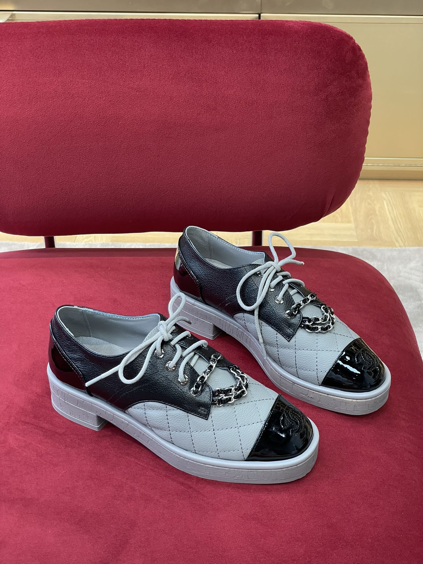 Новинка сезона осень/зима 2022 от Chanel - Кожаные туфли с цепочкой и узором ?личи? - Серые/Черные