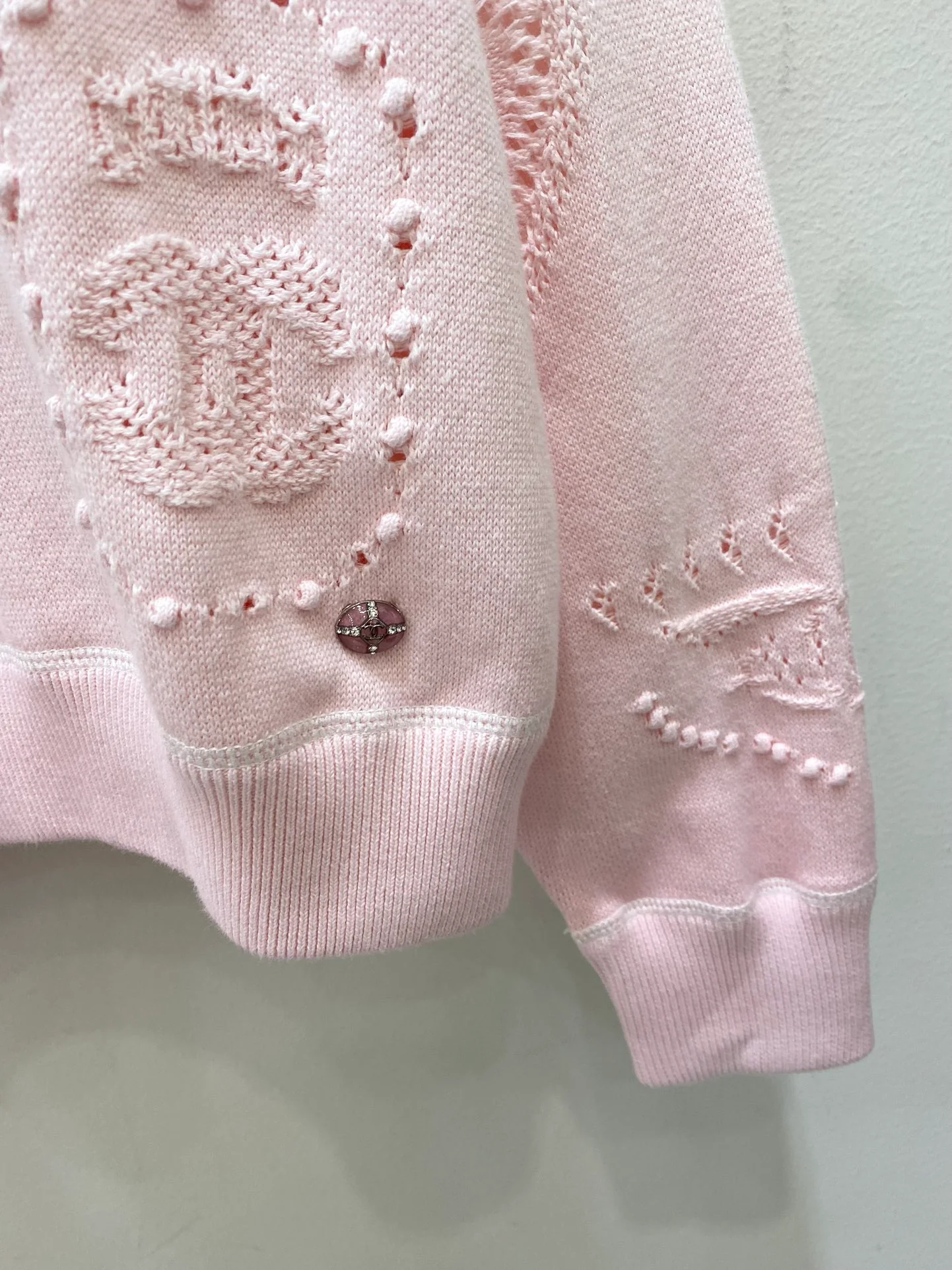 Chanel 2403 - Новый розовый трикотажный пуловер с круглым вырезом и перфорированным жаккардовым узором, с длинными рукавами.