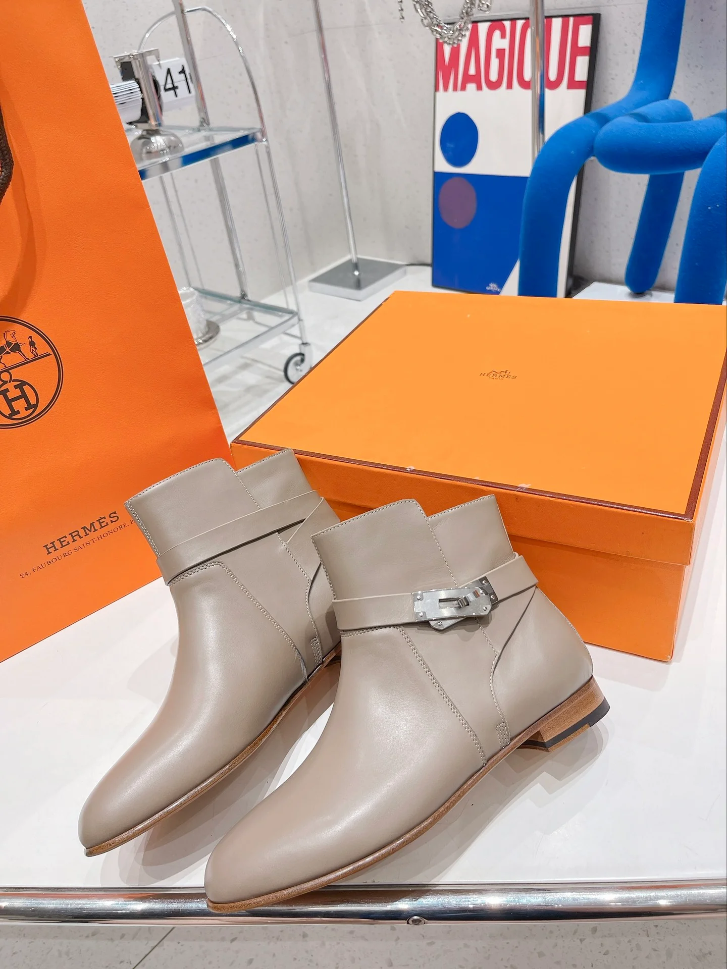 Новинка сезона осень/зима 2022 от Hermes - ботильоны Kelly с пряжкой.