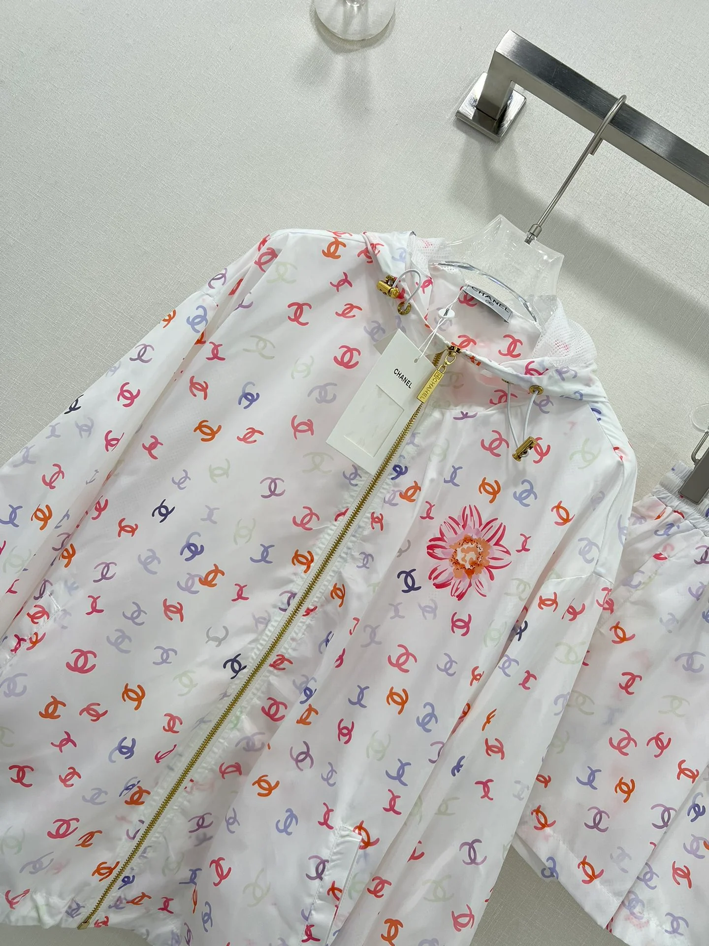 Солнцезащитный костюм Chanel 2404 с принтом - белый