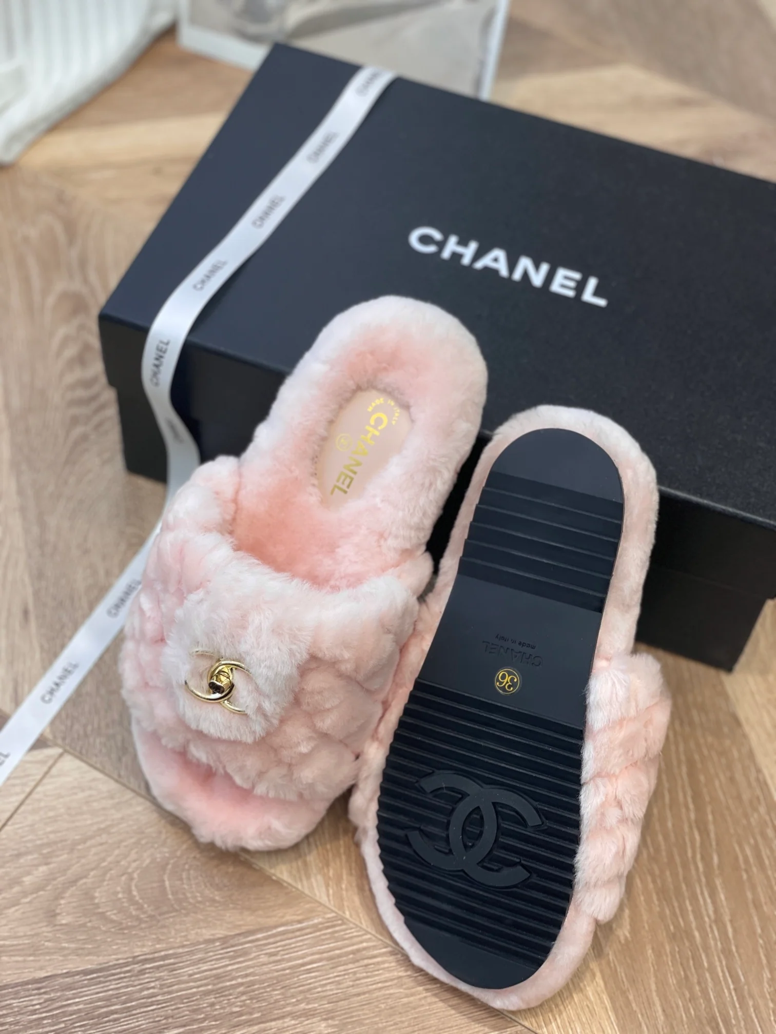 Новинка сезона осень/зима 2022 от Chanel - Тапочки из овечьей шерсти - Розовые