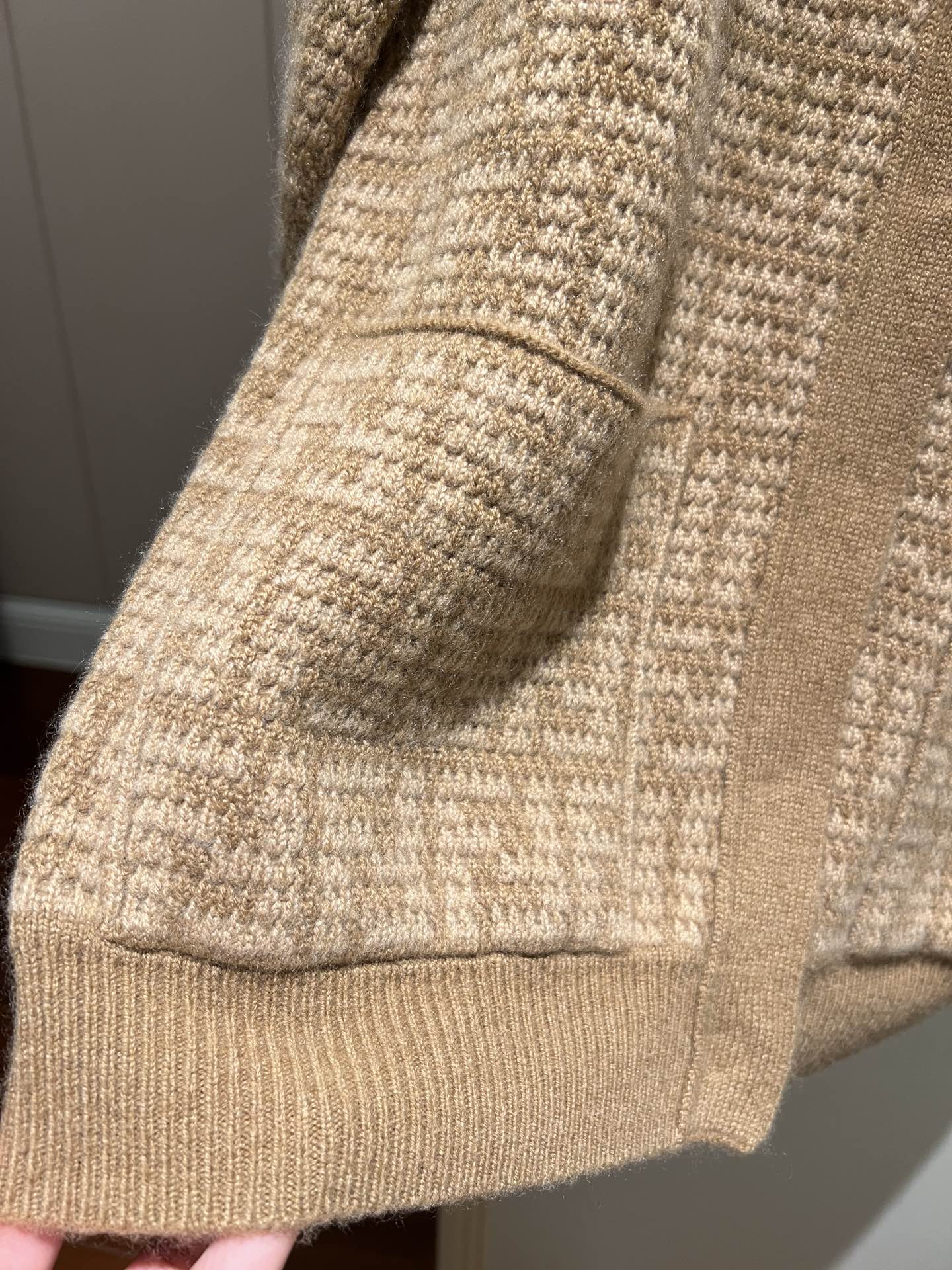 Кардиган Fendi-2403 с V-образным вырезом