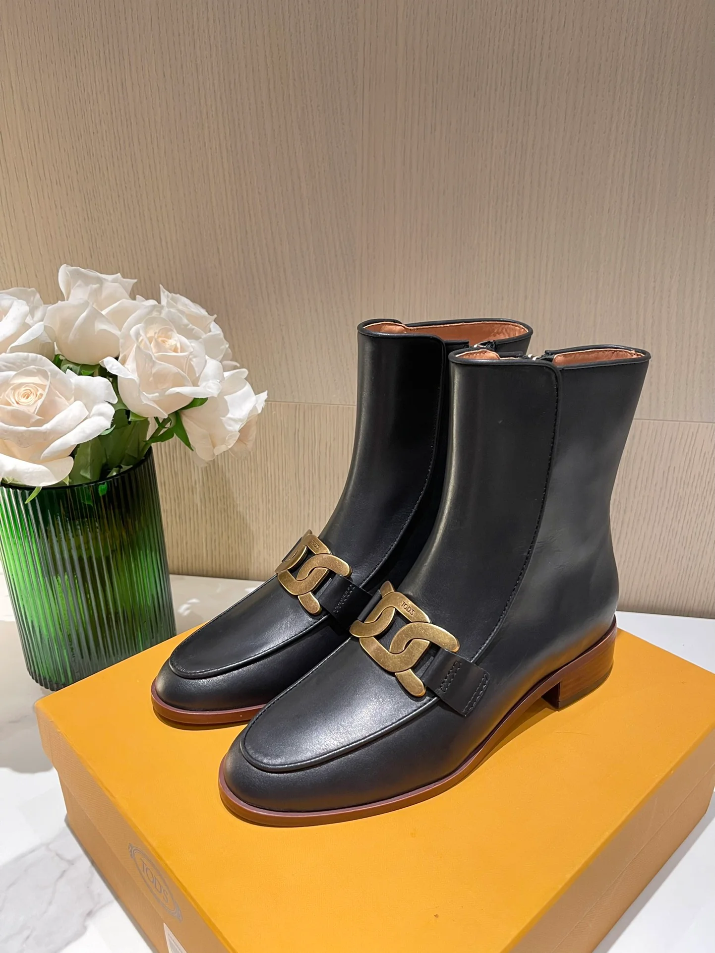 Tods - Новинка сезона осень/зима 2022 - Ботильоны на толстом каблуке крупной вязки с золотой пряжкой - 3