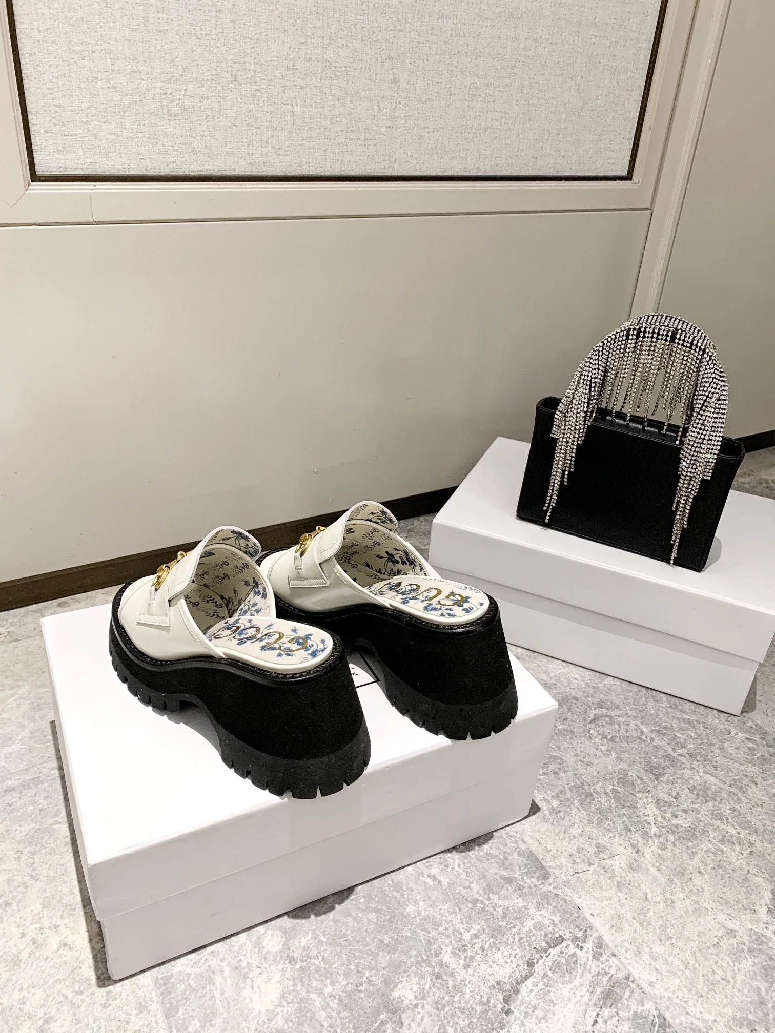 Сандалии Gucci Retro Street с пряжкой на платформе