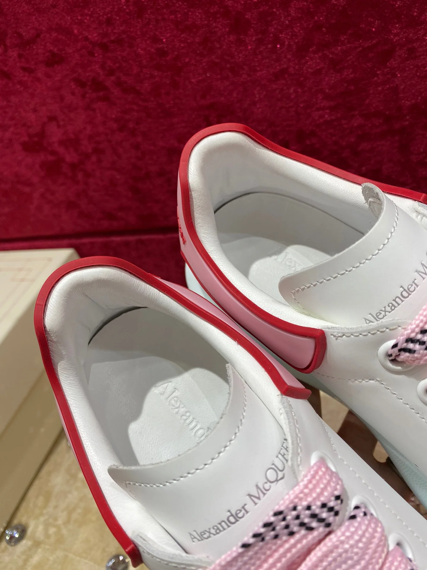 Классические белые кроссовки McQueen с розовой пяткой