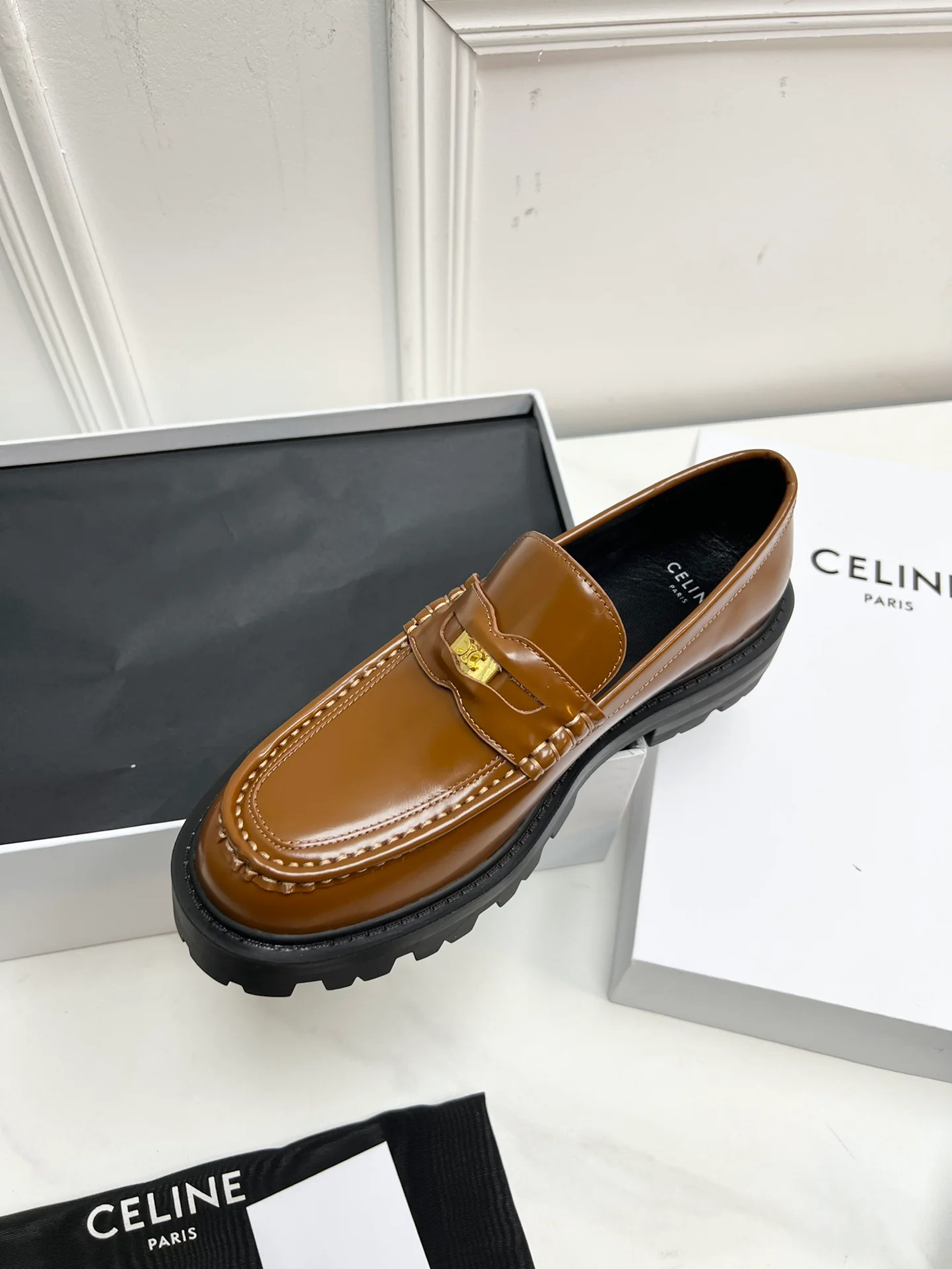 Новинка сезона весна/лето 2023 от Celine - Лоферы в стиле ретро - Коричневые