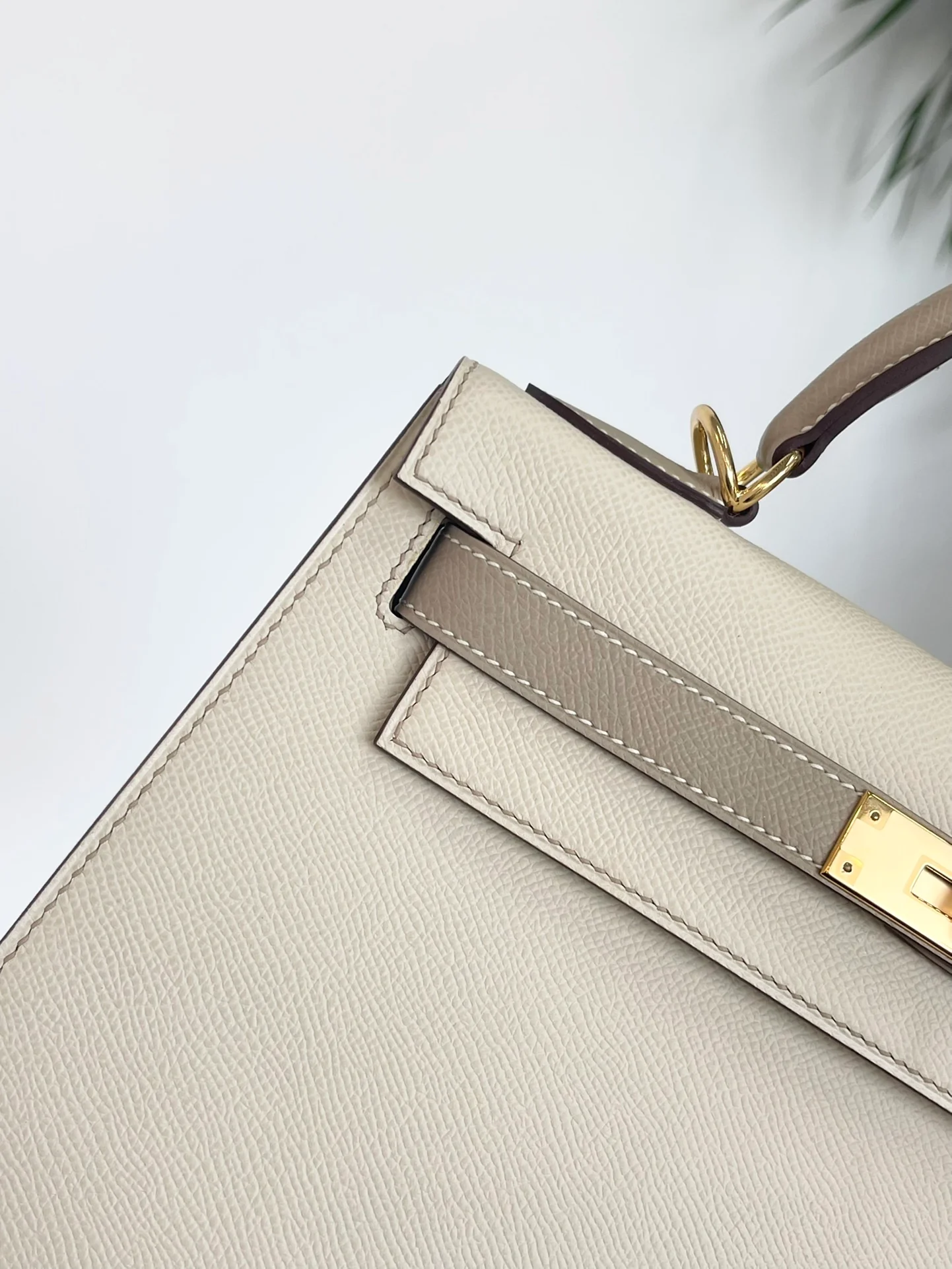 Тренч Hermes Kelly 28 Epsom Milkshake White с серым верхом - золотая пряжка - гравировка в виде подковы