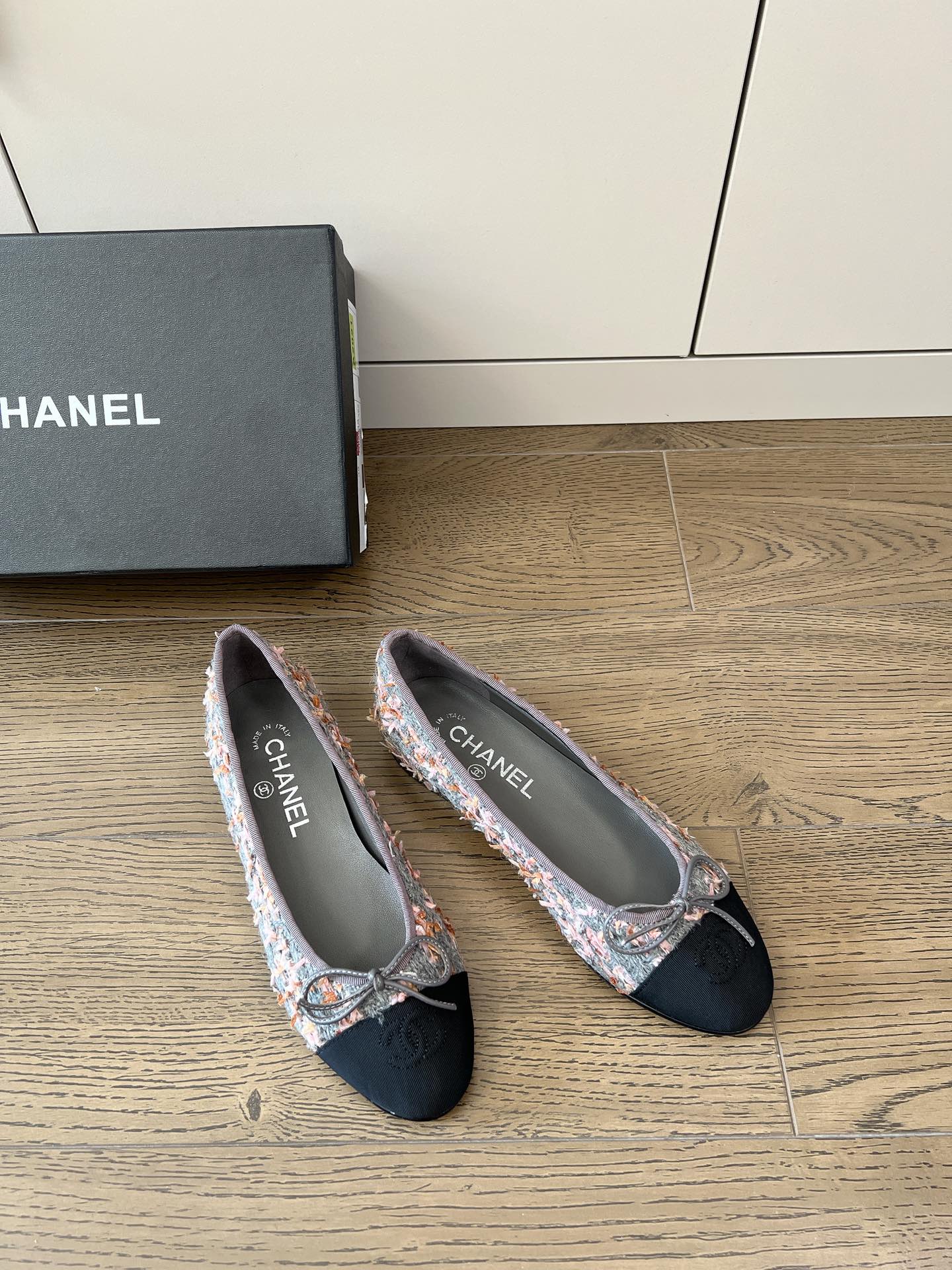 Новинка 2023 года от Chanel - Классические балетки - Серые