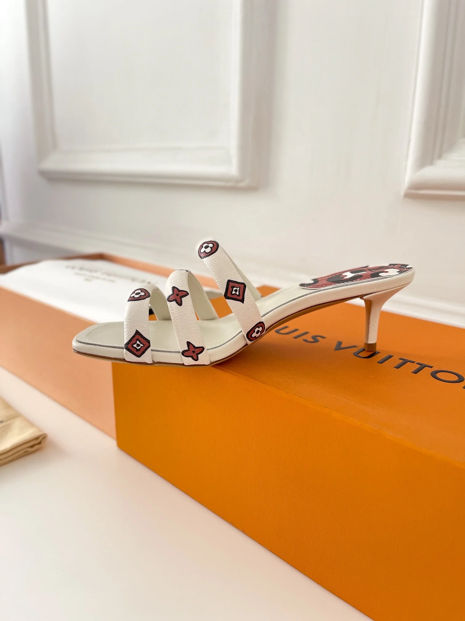 Сандалии LV на низком каблуке