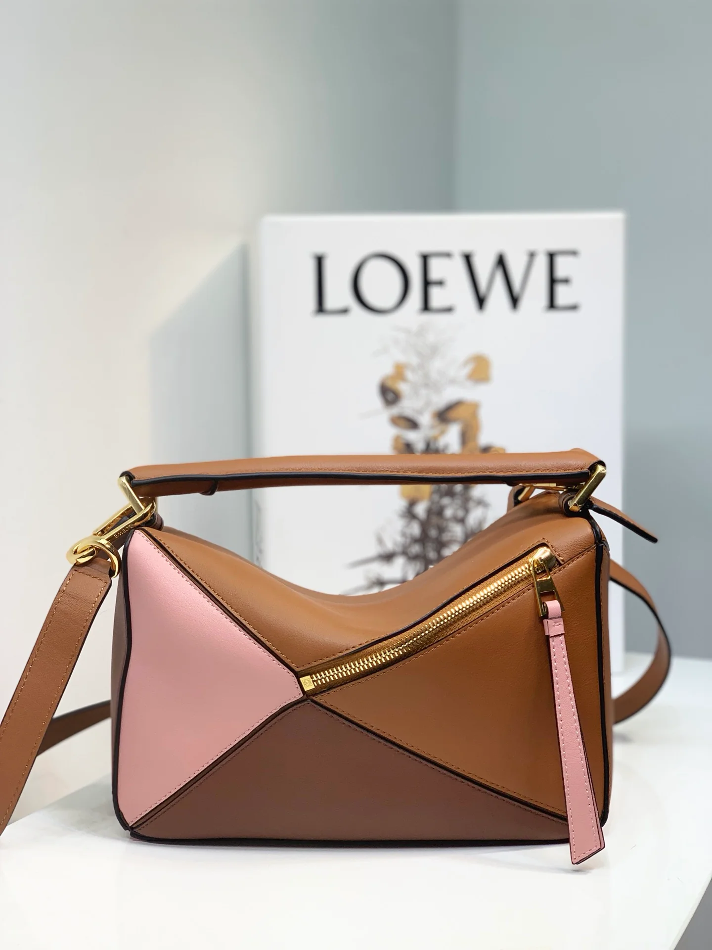 Сумка Loewe Puzzle из телячьей кожи, коричнево-розовая, маленький размер.