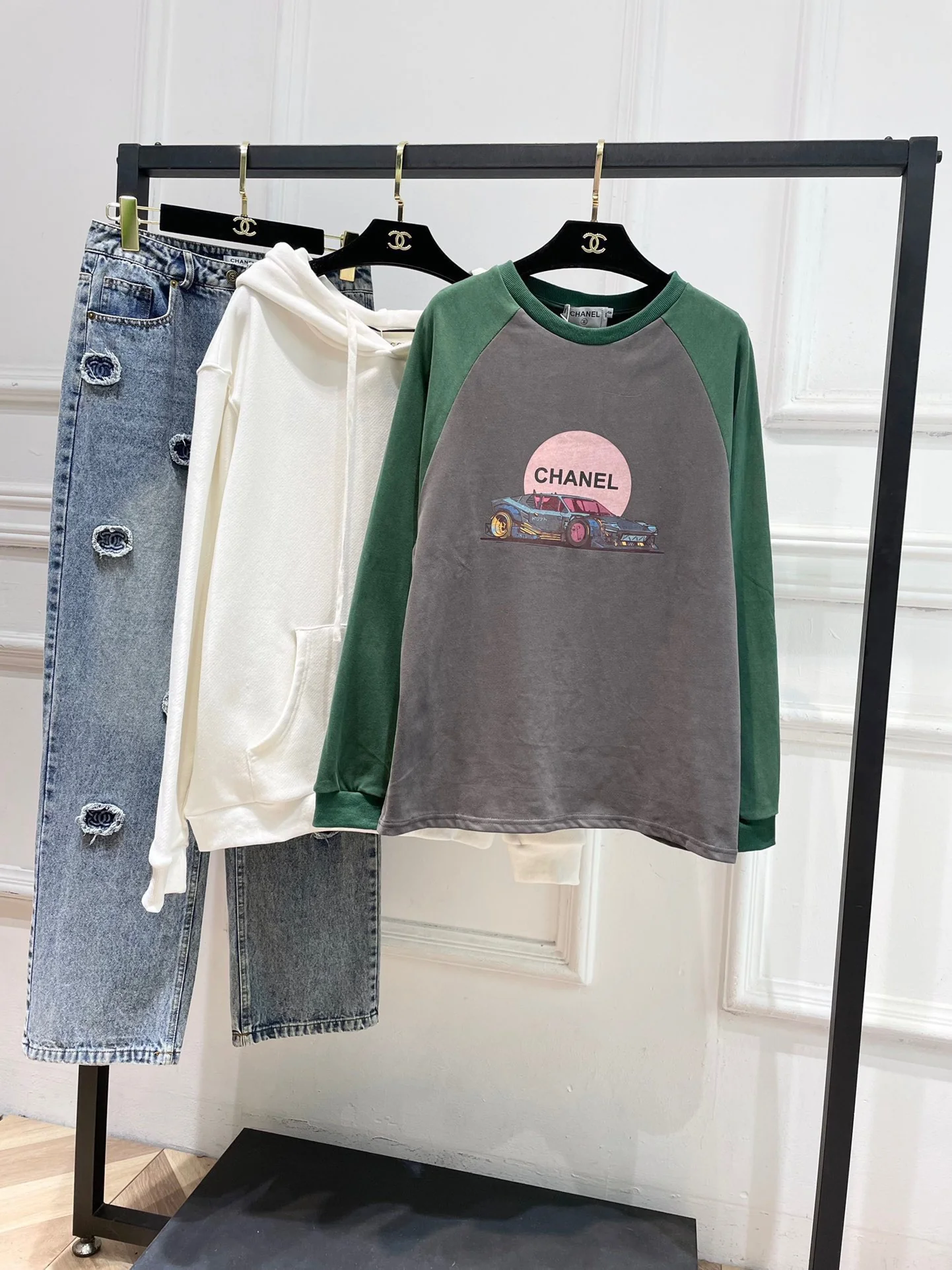 Футболка в стиле Chanel - 2403 - Свободная футболка с длинными рукавами и контрастными цветовыми блоками, с бархатистой отделкой.