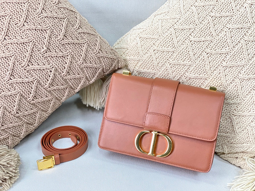 Dior Montaigne 30 серии, 24 см, гладкая кожа, фурнитура глубокого бронзового цвета.