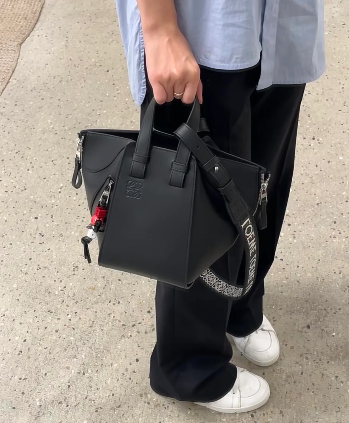 Сумка-гамак Loewe из монохромной эмалированной атласной коллекции - черная