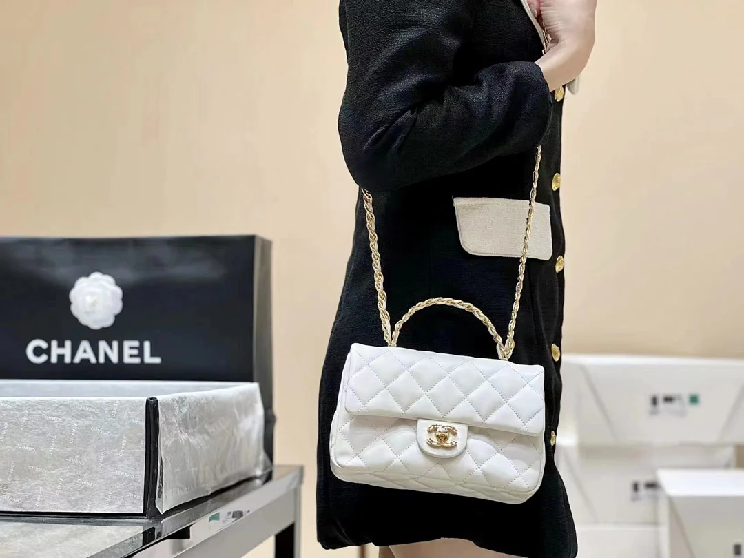 Новинка сезона весна/лето 2023 от Chanel - сумка из овечьей кожи CF - белая - на фото.