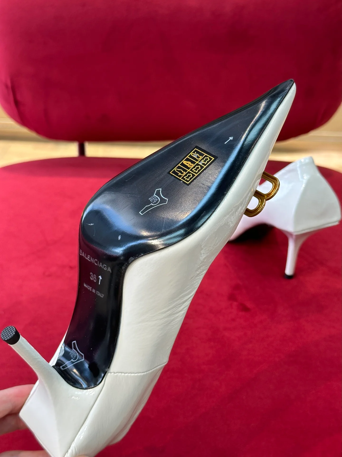 Коллекция Balenciaga Весна/Лето 2023 — Классические туфли-лодочки с острым носком и квадратным каблуком.