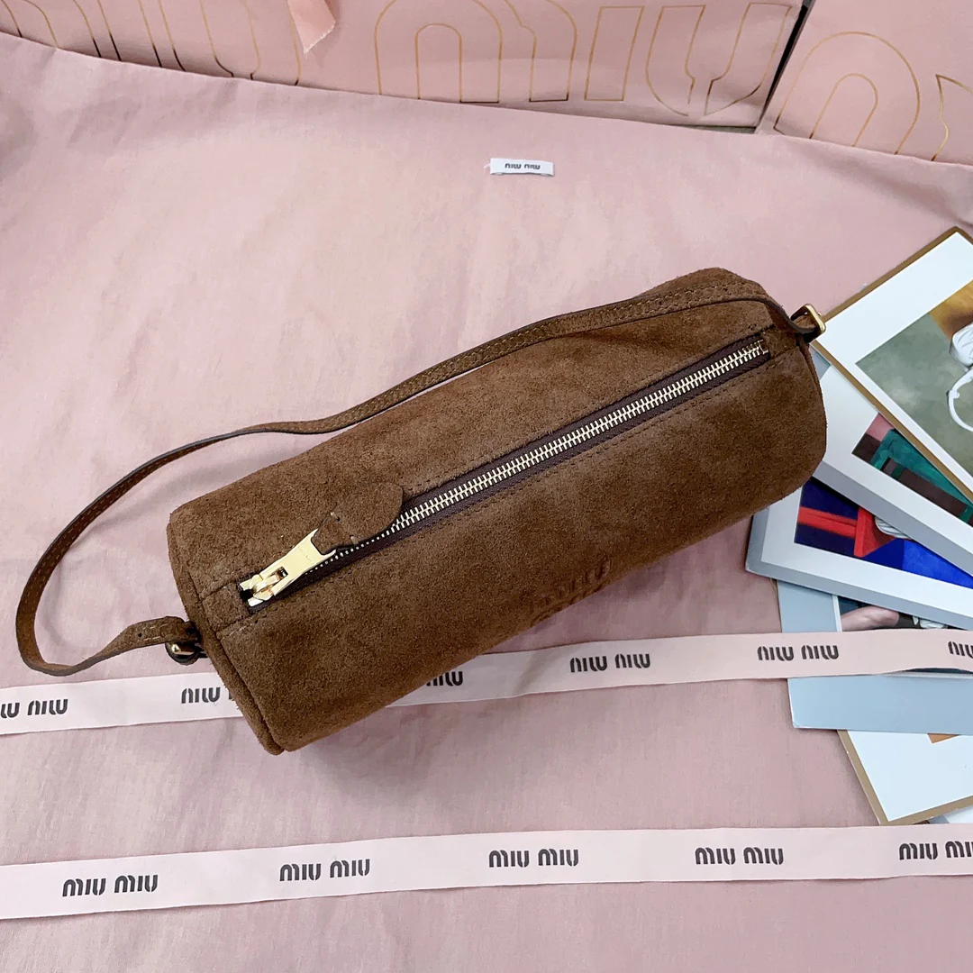Сумка Miu Miu 5ne851, маленькая цилиндрическая, замшевая, темно-коричневая.