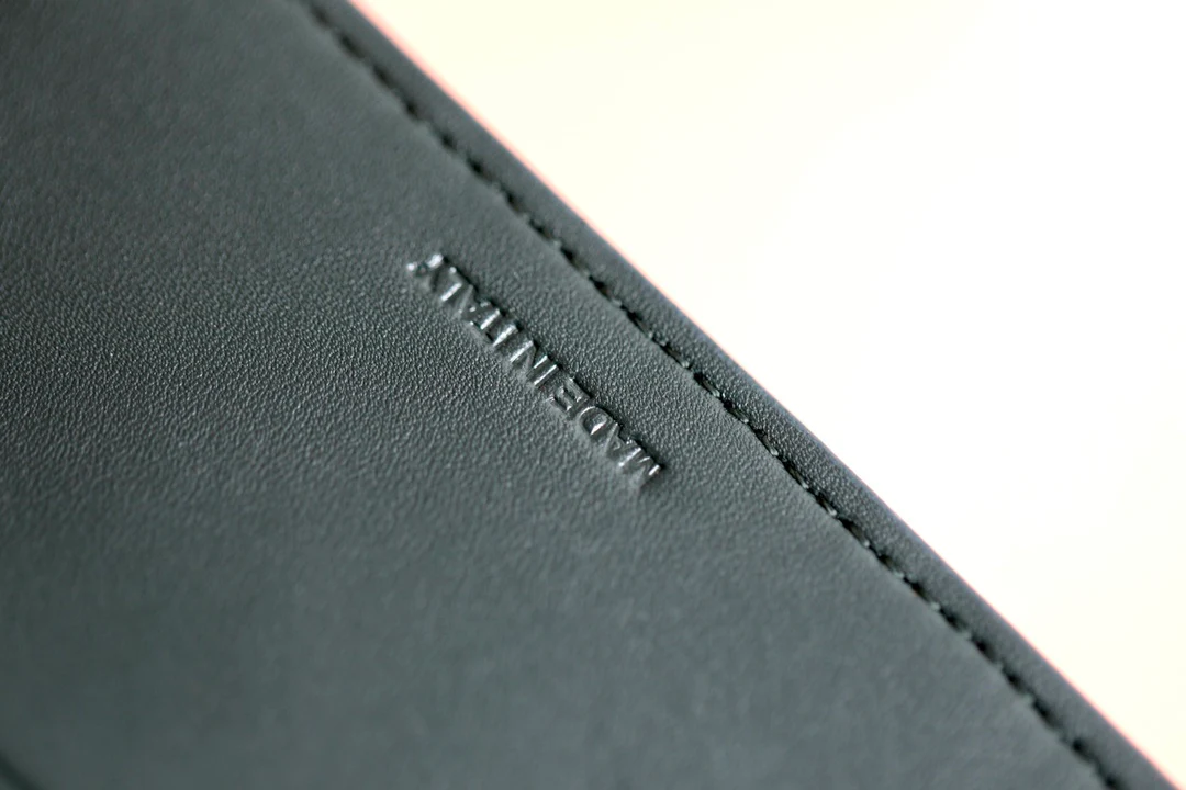 Маленький глянцевый кошелек Triomphe с клапаном из овечьей кожи - темно-зеленый