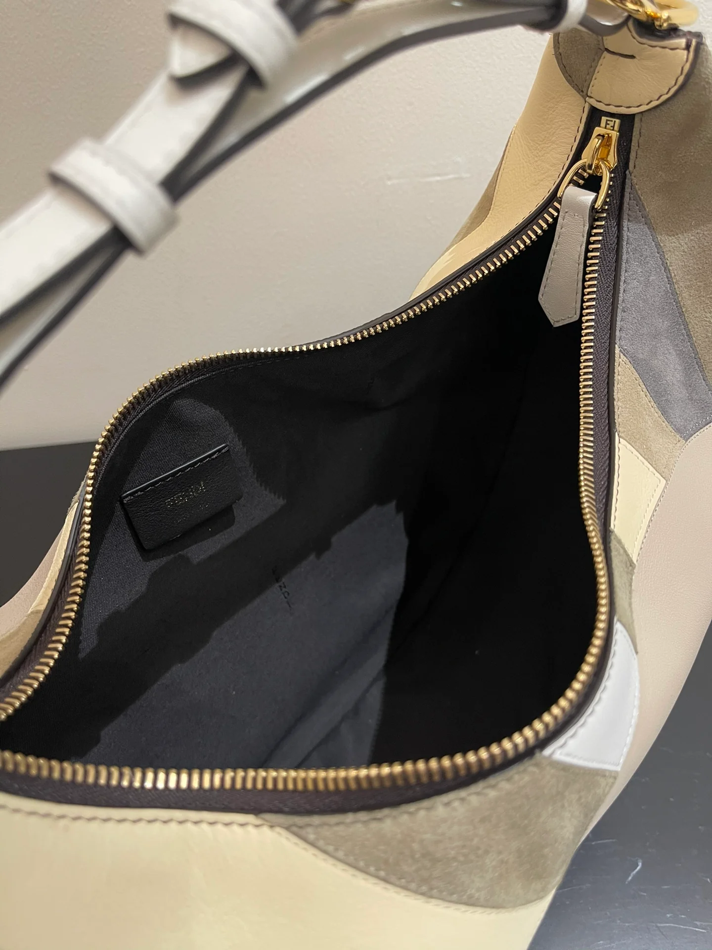 Fendi-fendigraphy - Большая сумка под мышку в форме полумесяца