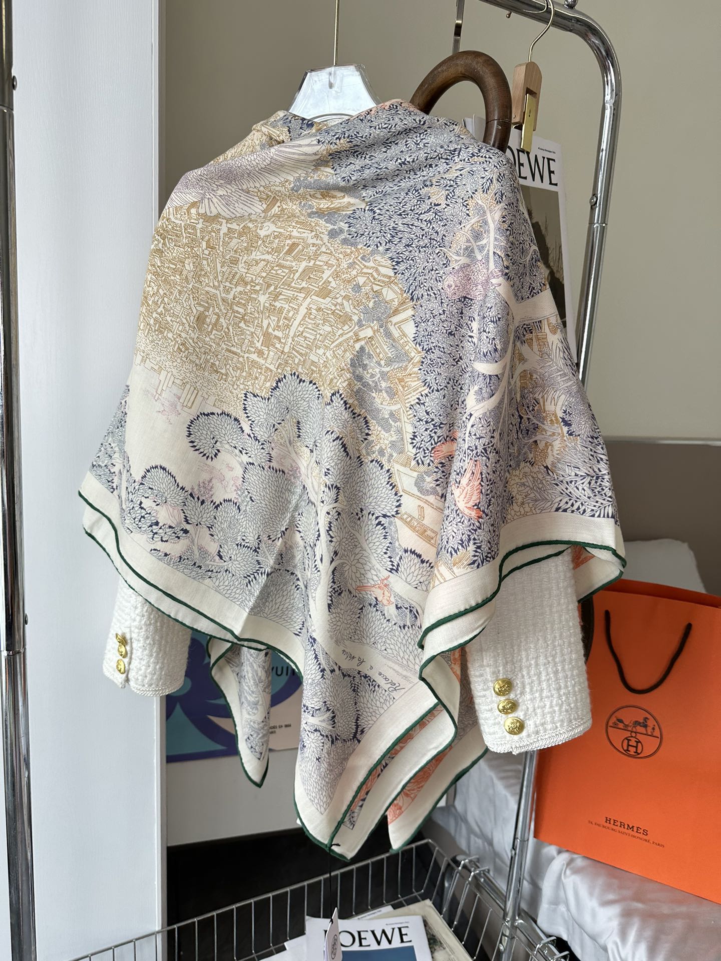 Большой шарф Hermes 2024 Floral World Style — нежный оранжевый цвет.