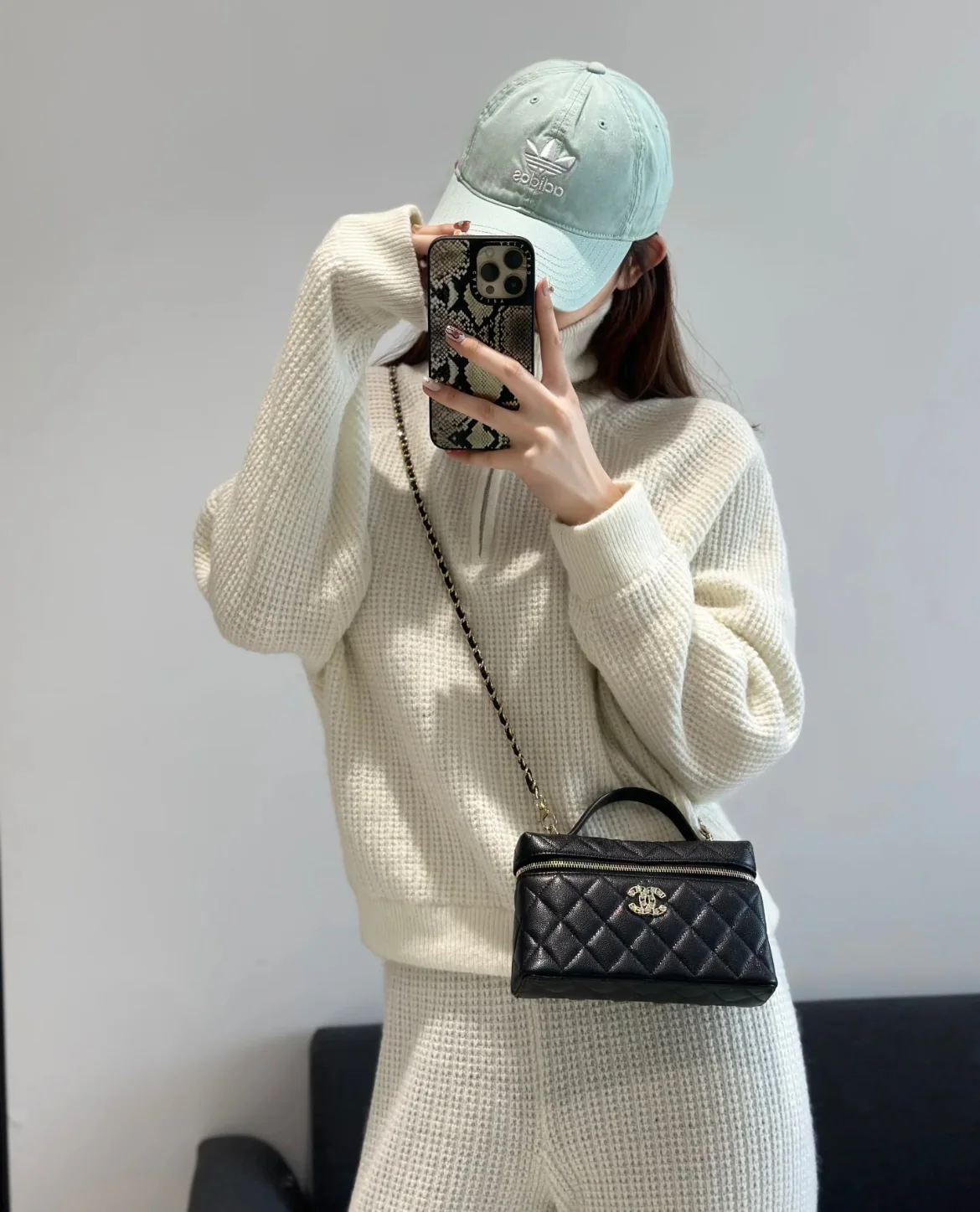 Сумка-бенто Chanel 25p-LP с застежкой в ??форме сердца, украшенной бриллиантами — черная.