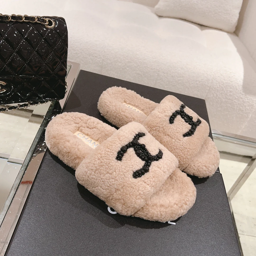 Новинка сезона осень/зима 2023 от Chanel - Меховые тапочки - Светло-коричневые