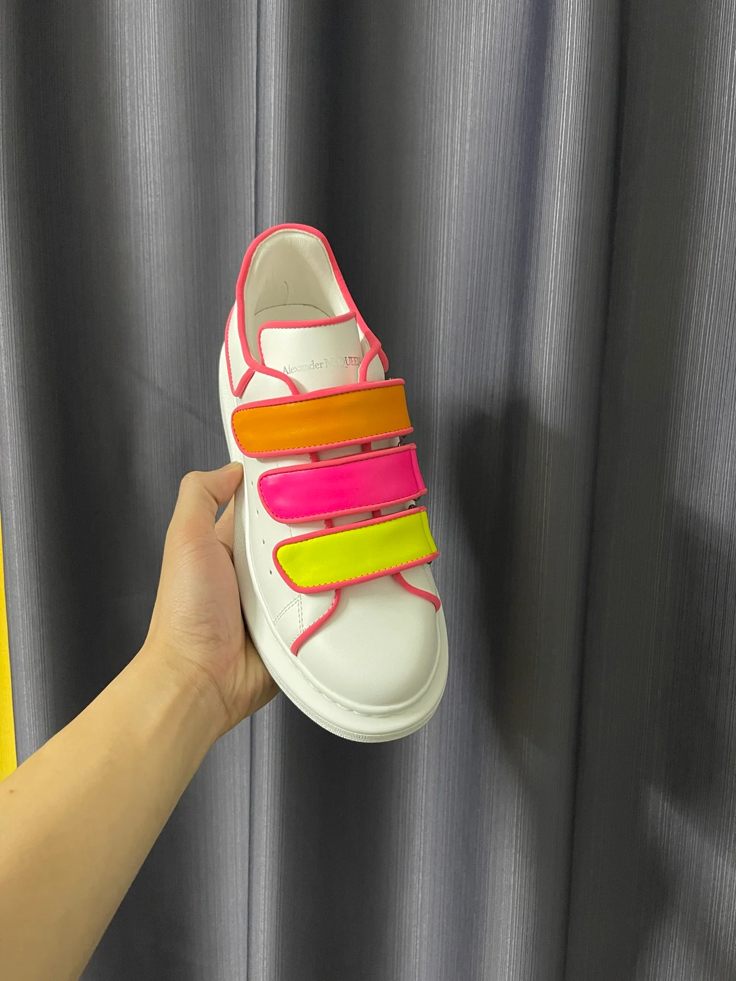 Классические белые кроссовки McQueen - унисекс - трехцветная застежка на липучке