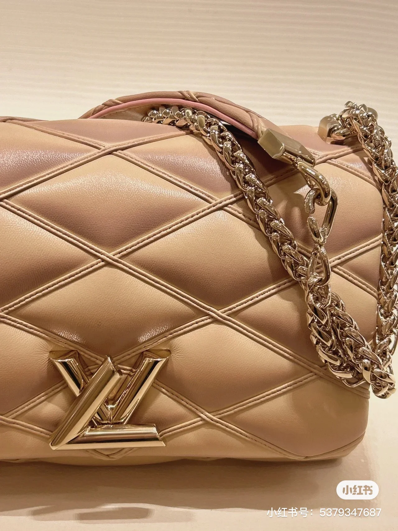 m25107-LV-Кварцевая сумка с тисненым узором и цепочкой, средне-коричневый