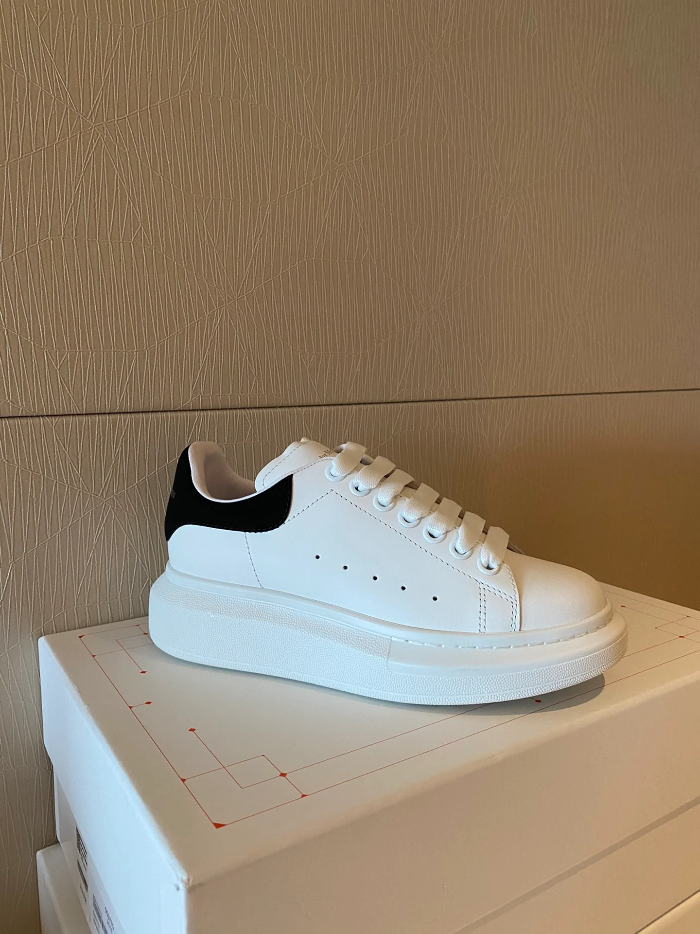 Классические белые кроссовки McQueen с замшевой подошвой и черным каблуком