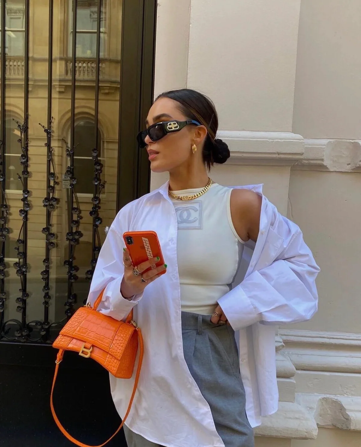 Сумка Balenciaga Hourglass — оранжевая с тиснением под крокодиловую кожу и золотой пряжкой.