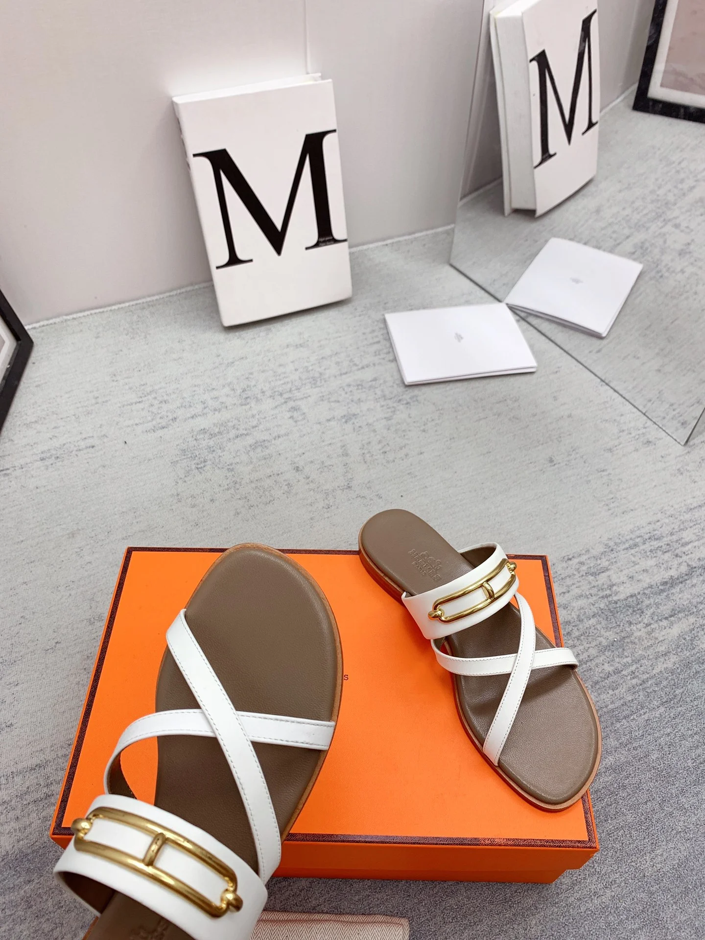 Новинка сезона весна/лето 2022 от Hermes - фактурные плоские тапочки