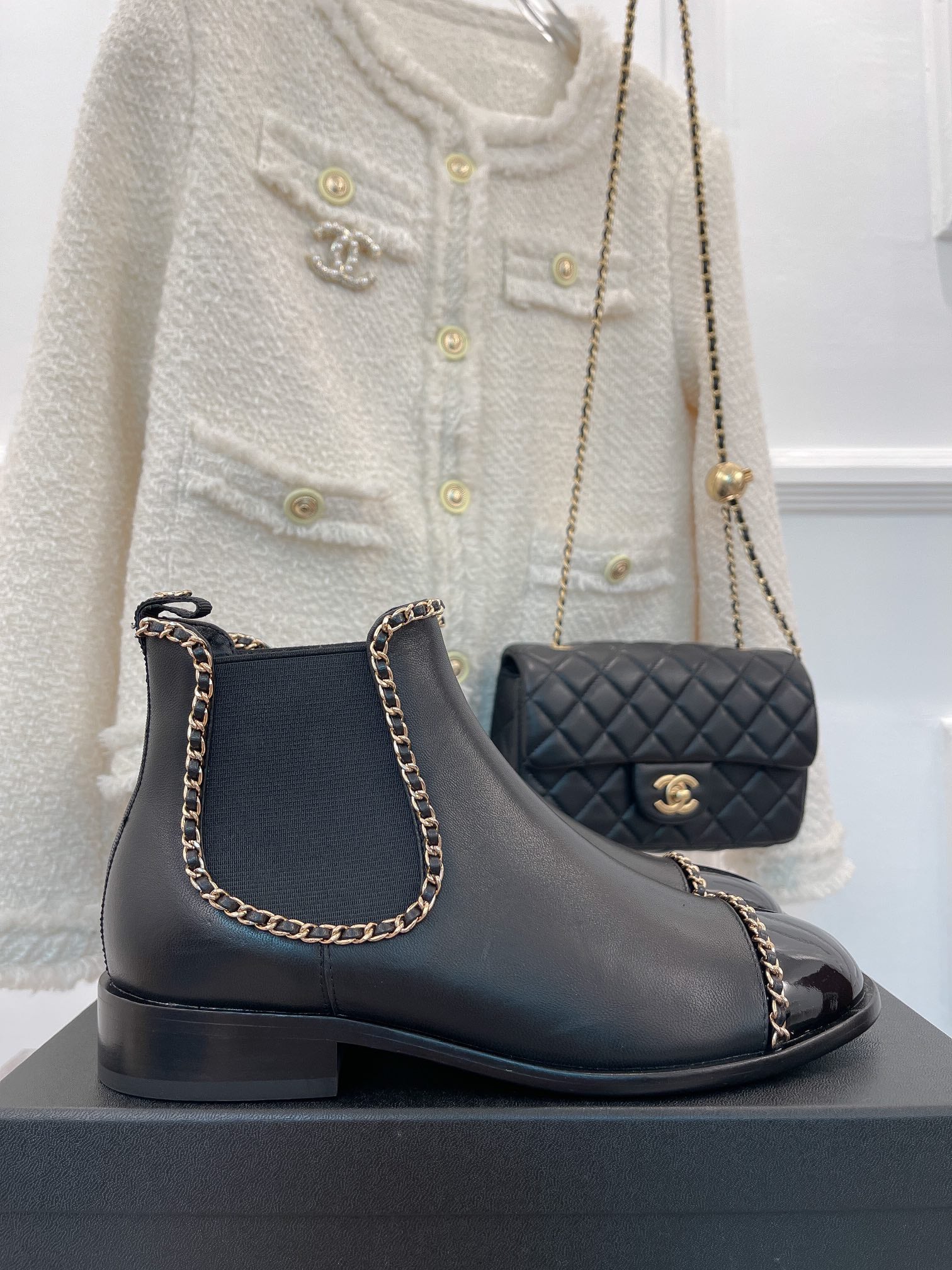 Новинка сезона осень/зима 2023 от Chanel - Ботильоны на массивном каблуке с цепочкой - 3 см - с боковой застежкой (черные)