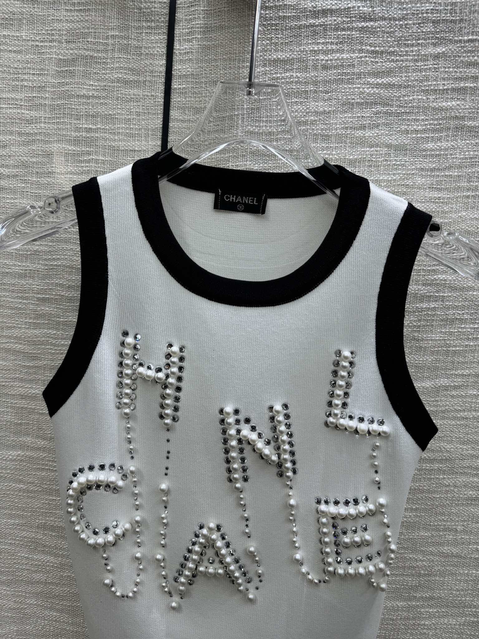 Вязаный жилет Chanel 2403 с бисерным логотипом - белый