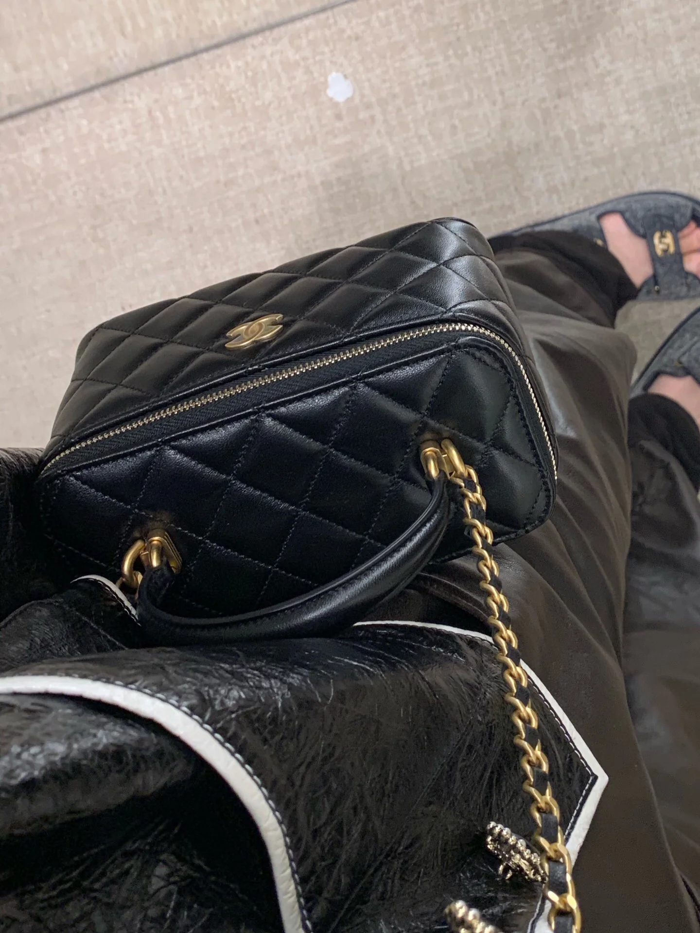 Сумка-коробочка Chanel с кожаной ручкой, длинная, черная.