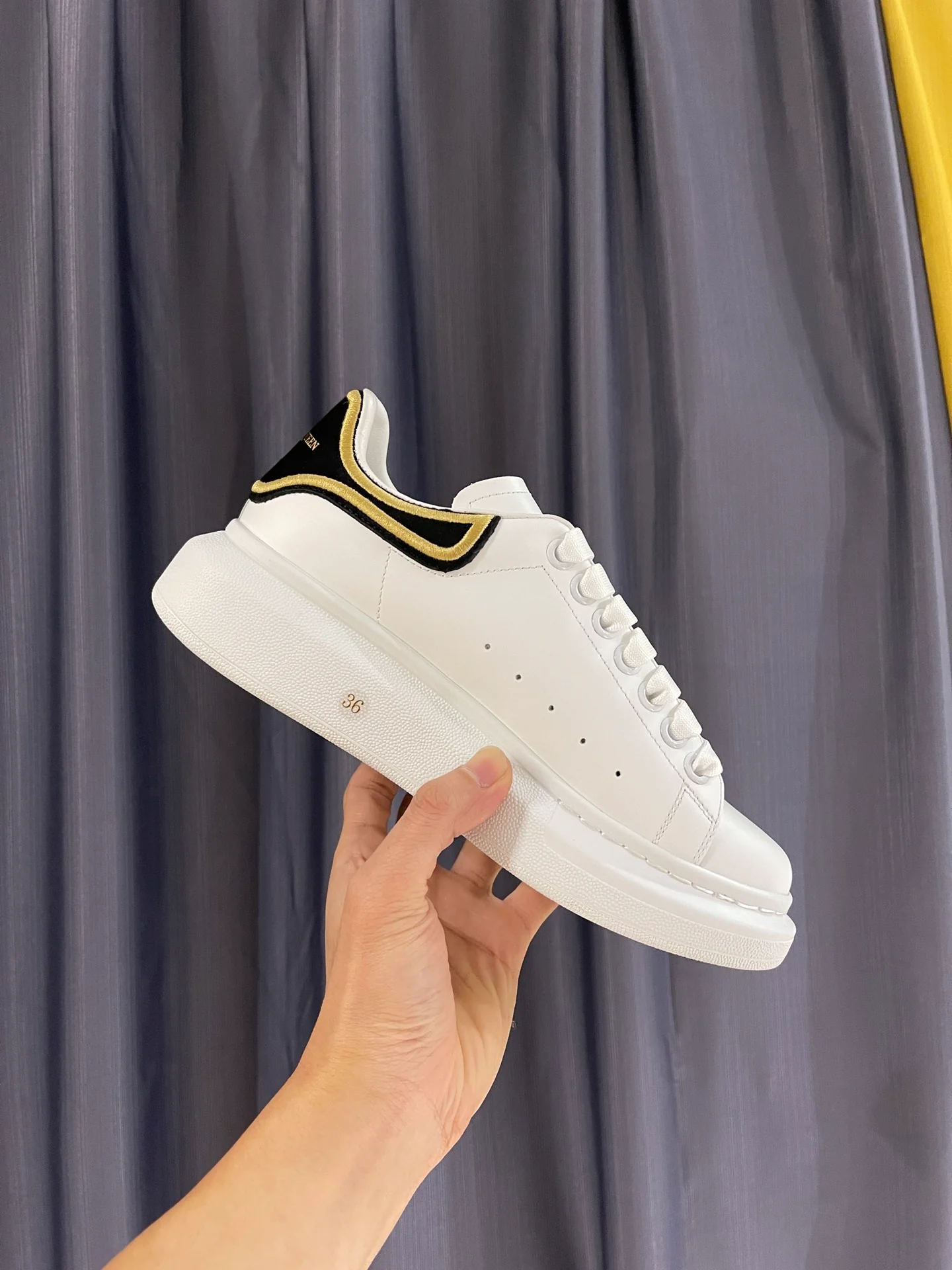 Классические белые кроссовки McQueen - унисекс - черный бархат - каблук с золотой вышивкой - премиум-издание