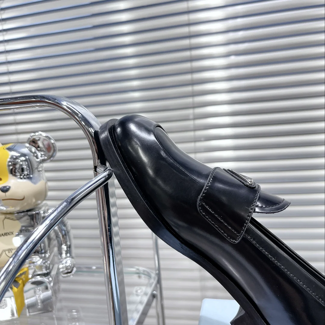 Новинки лета 2022 от Prada - обувь из натуральной кожи.