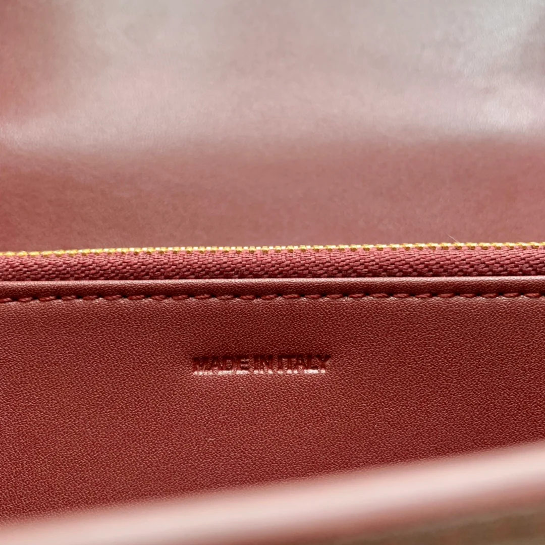 Celine TRIOMPHE 大号亮泽光滑羊皮革翻盖长夹