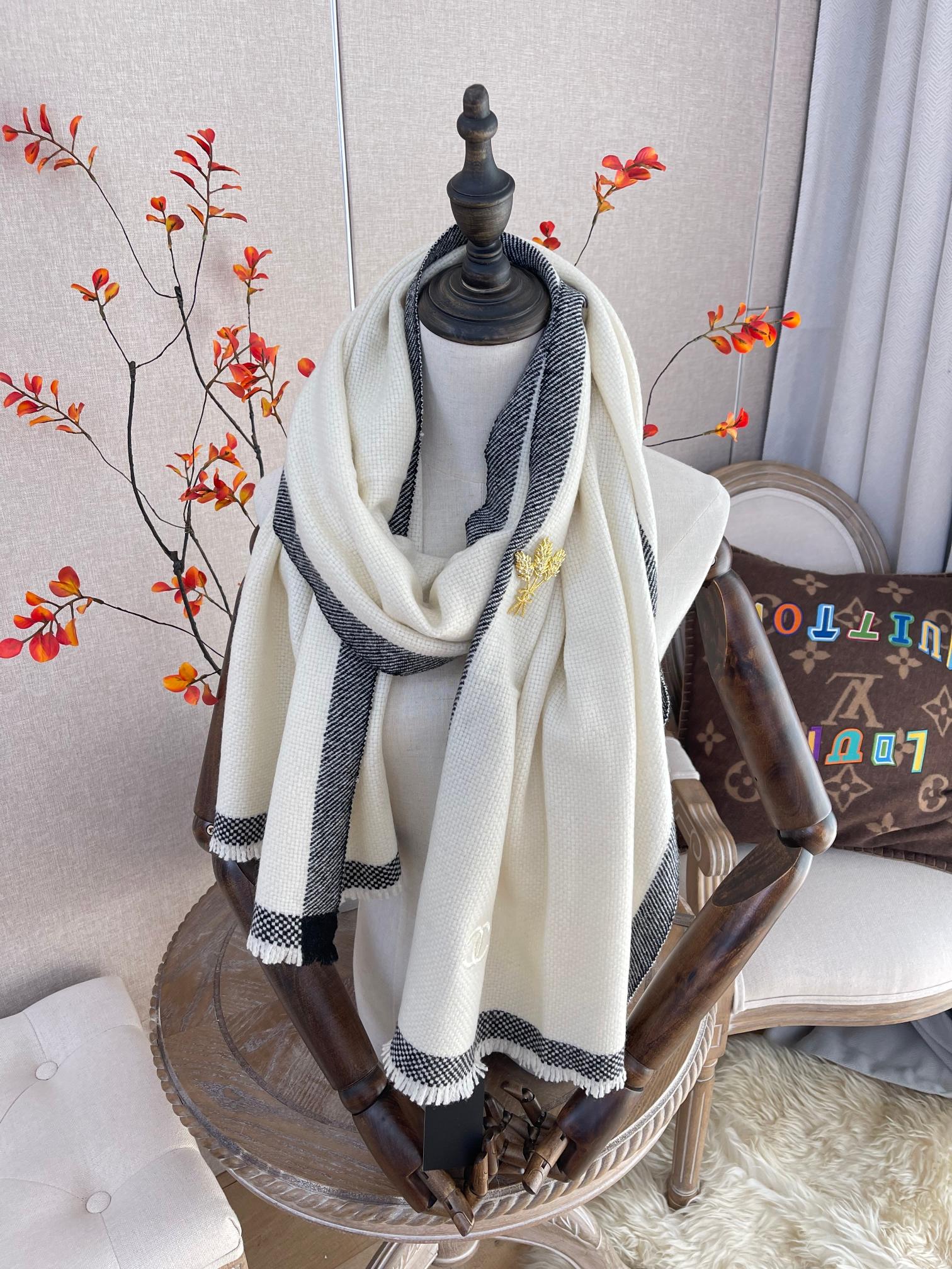 Chanel - Ультратеплый шарф из высококачественного кашемира - В комплекте с брошью в виде колосьев пшеницы - 60 см - 180 см - 2 см