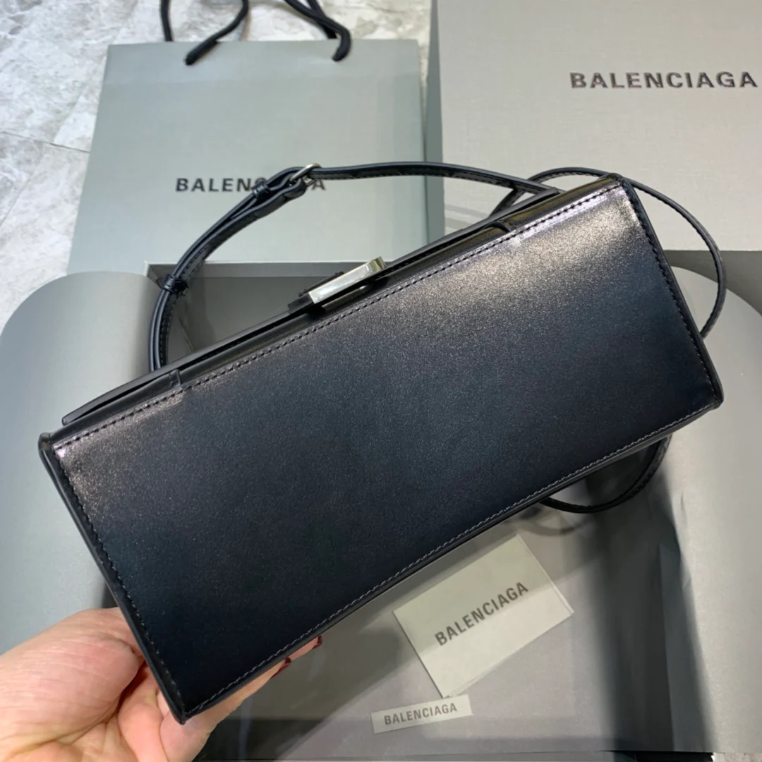 Сумка Balenciaga Hourglass - черная, из гладкой кожи.