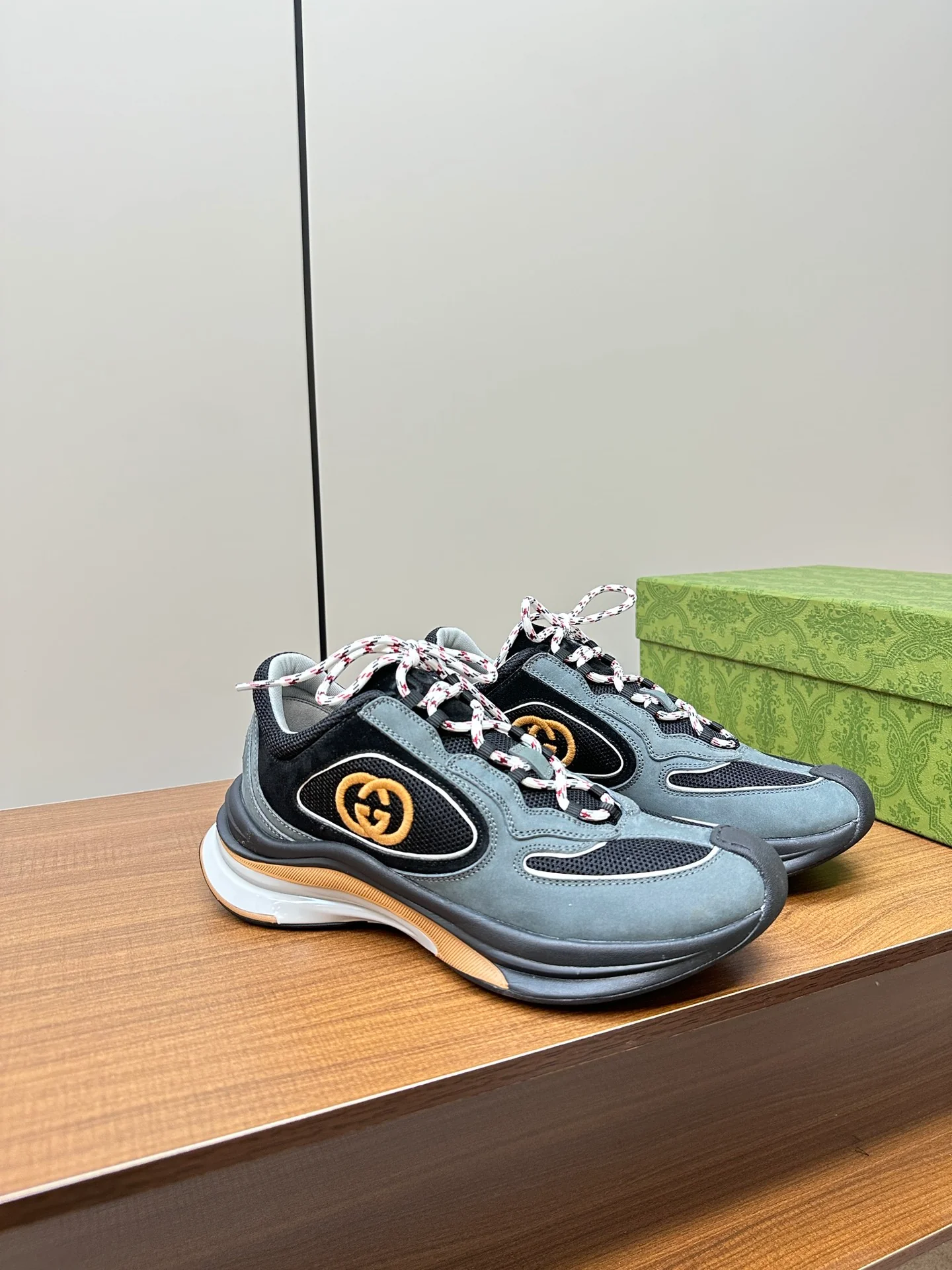 Новинка осенне-зимней коллекции Gucci 2023 — Однотонные вязаные кроссовки — Унисекс — Серо-голубые