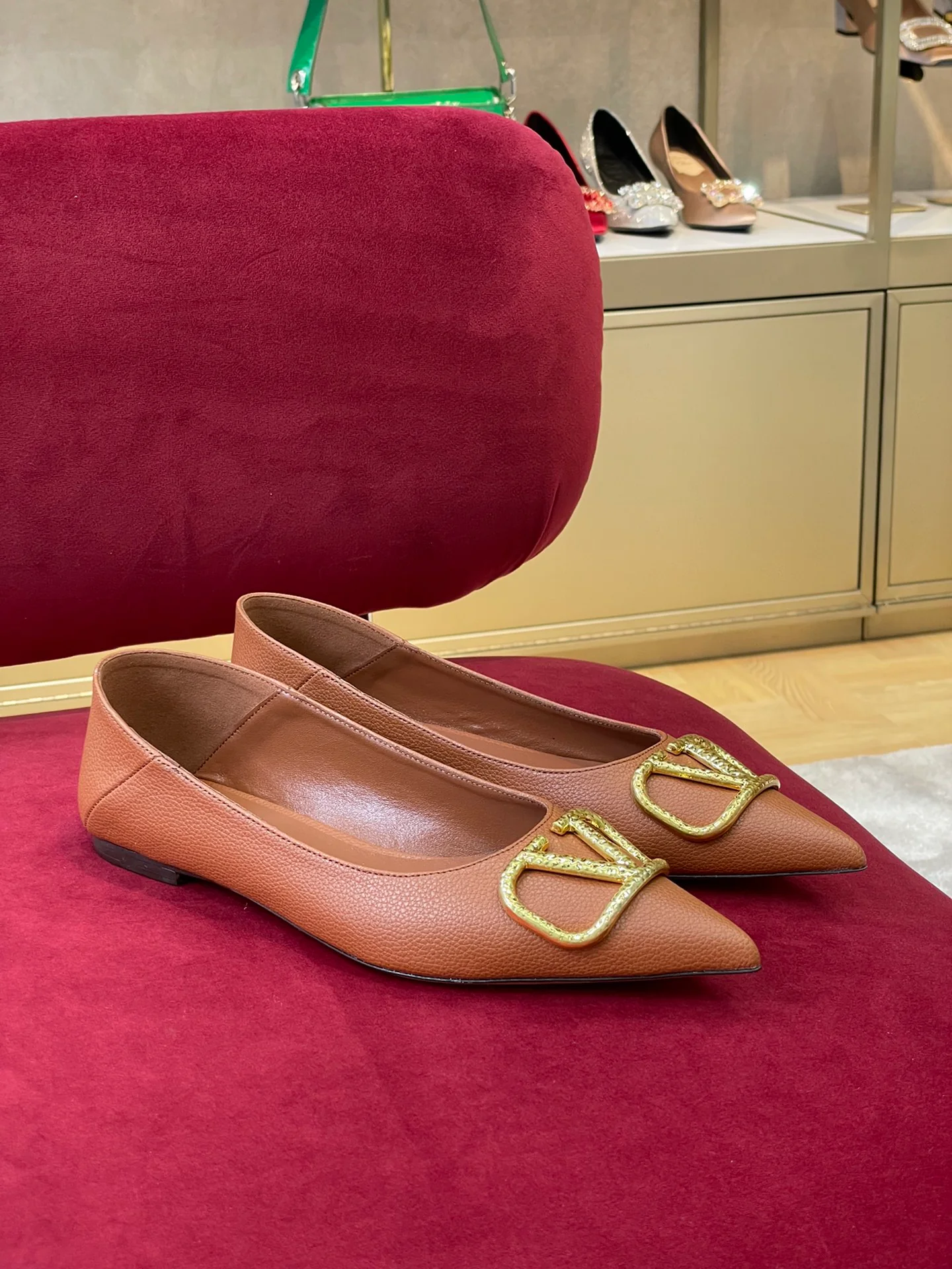 Новинка сезона осень/зима 2022 от Valentino - балетки без шнурков.