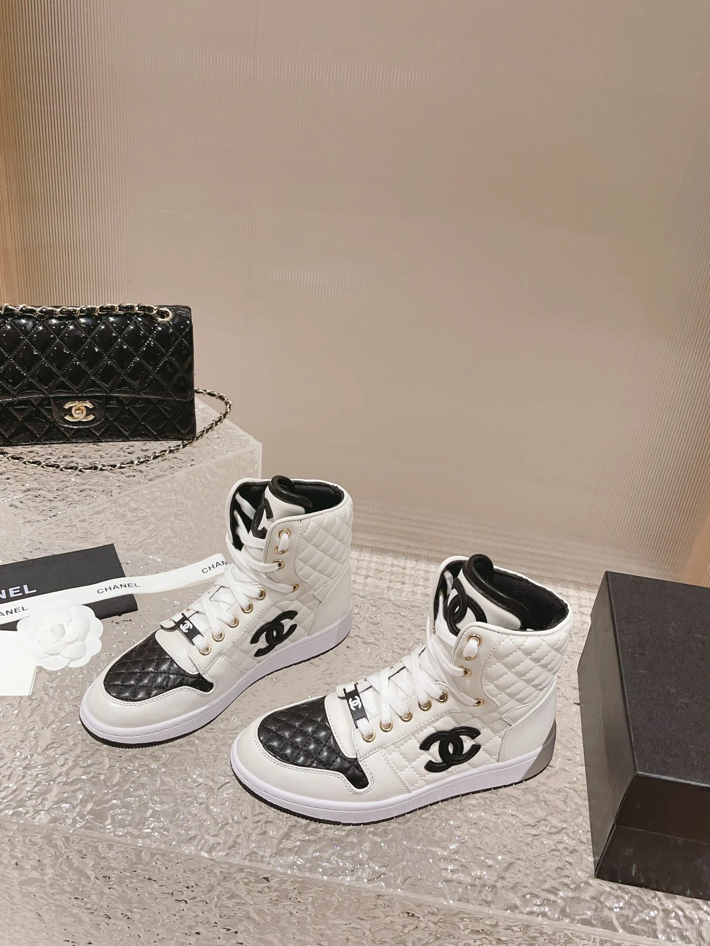 Высокие кроссовки Chanel - белые с ромбовидным узором