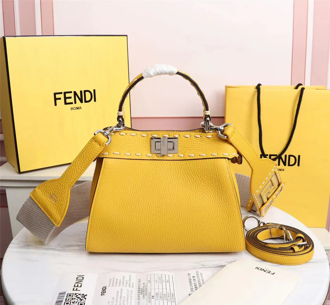 Маленькая желтая кожаная сумочка Fendi Peekaboo