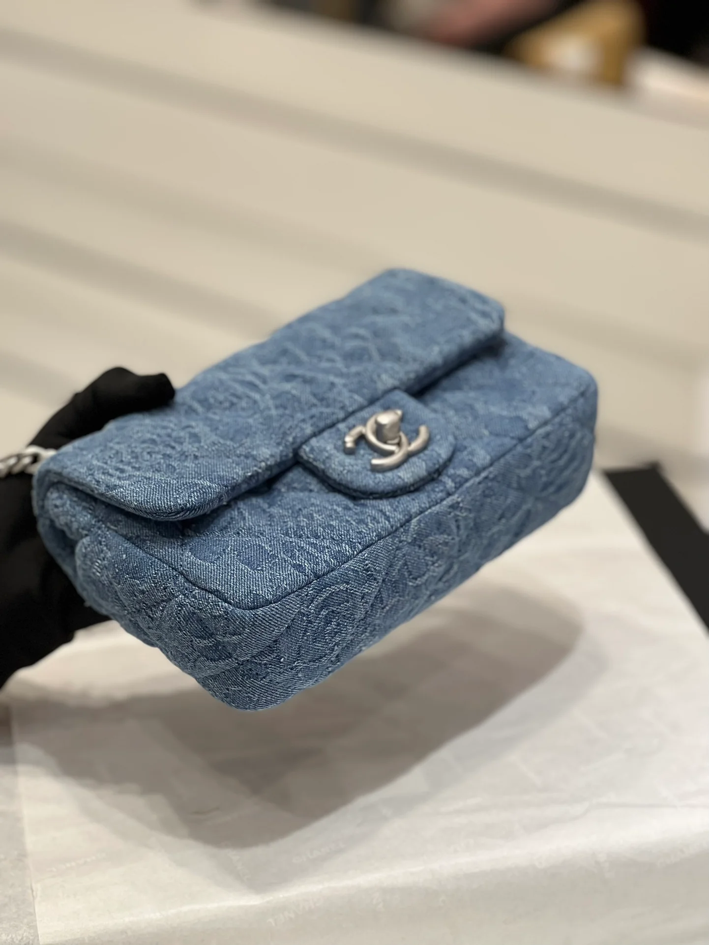 Коллекция Chanel Весна/Лето 2023 - Пряжка в виде сердца с камелией из денима - Квадратная - Светло-голубая серебристая пряжка - 19 см