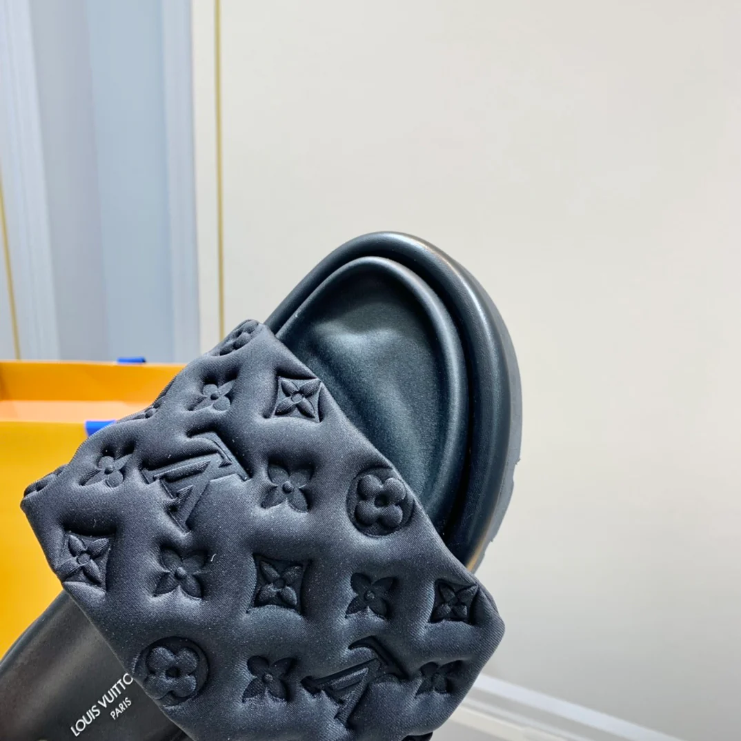 Тапочки LV с тиснением