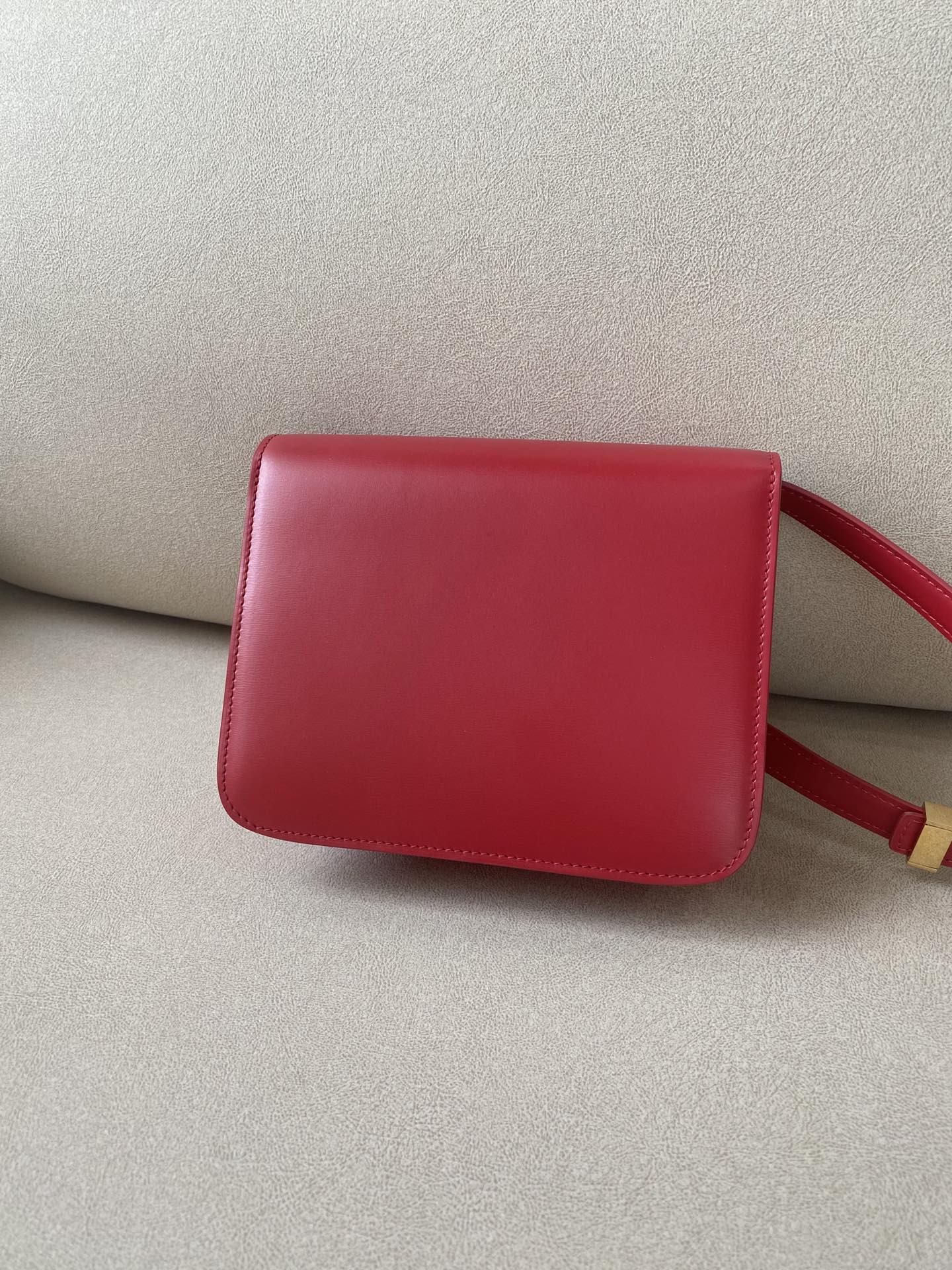 Сумка Celine Box-Tteen из полированной телячьей кожи - красная.